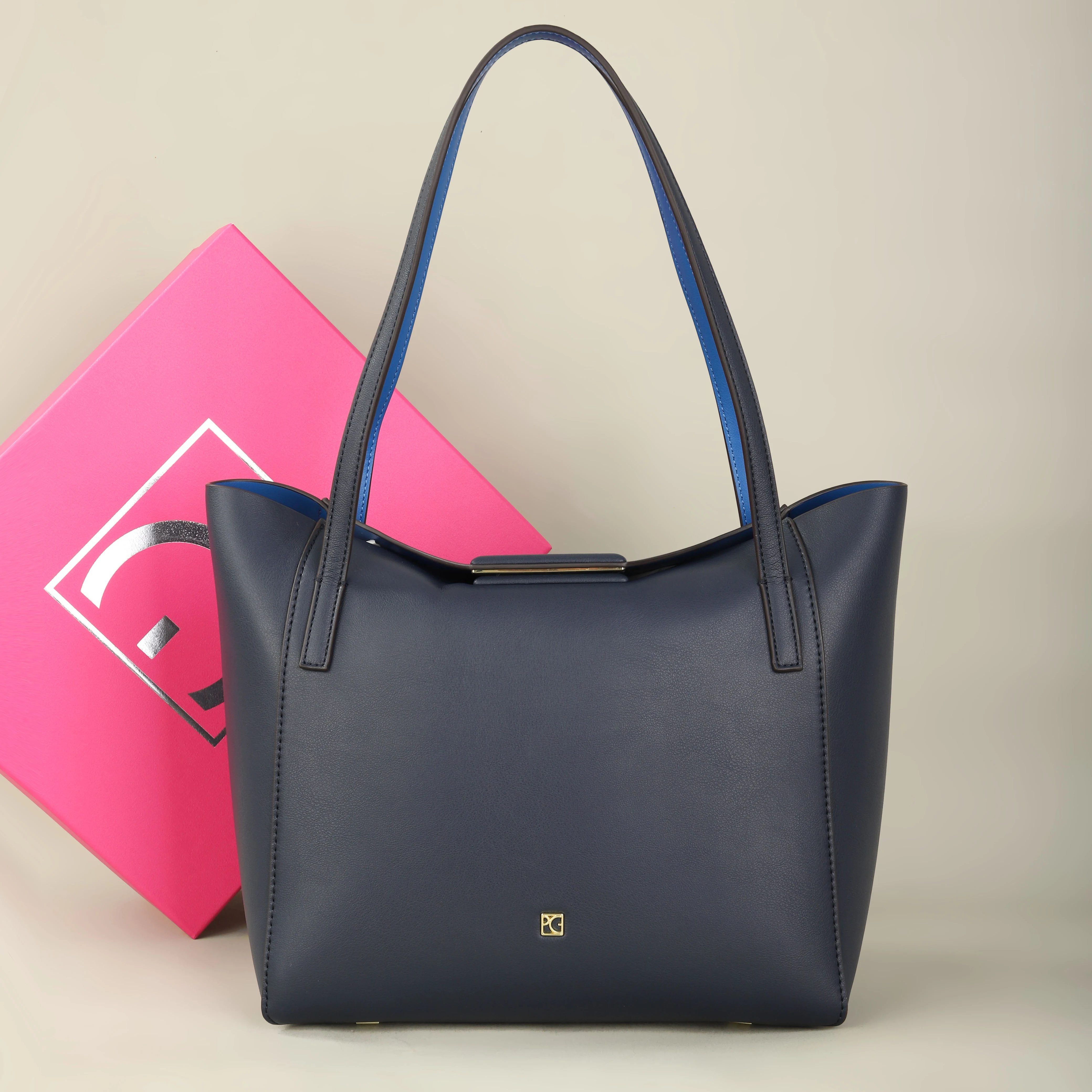PG PATSY GARIS 2026 New Europe-style Design Tote Bag Women's Underarm Wing-shaped Bag Large Capacity Wing-shaped Handheld Bag
PG PATSY GARIS 2026 New Europe-style Design Tote Bag Women's Underarm Wing-shaped Bag Large Capacity Wing-shaped Handheld Bag