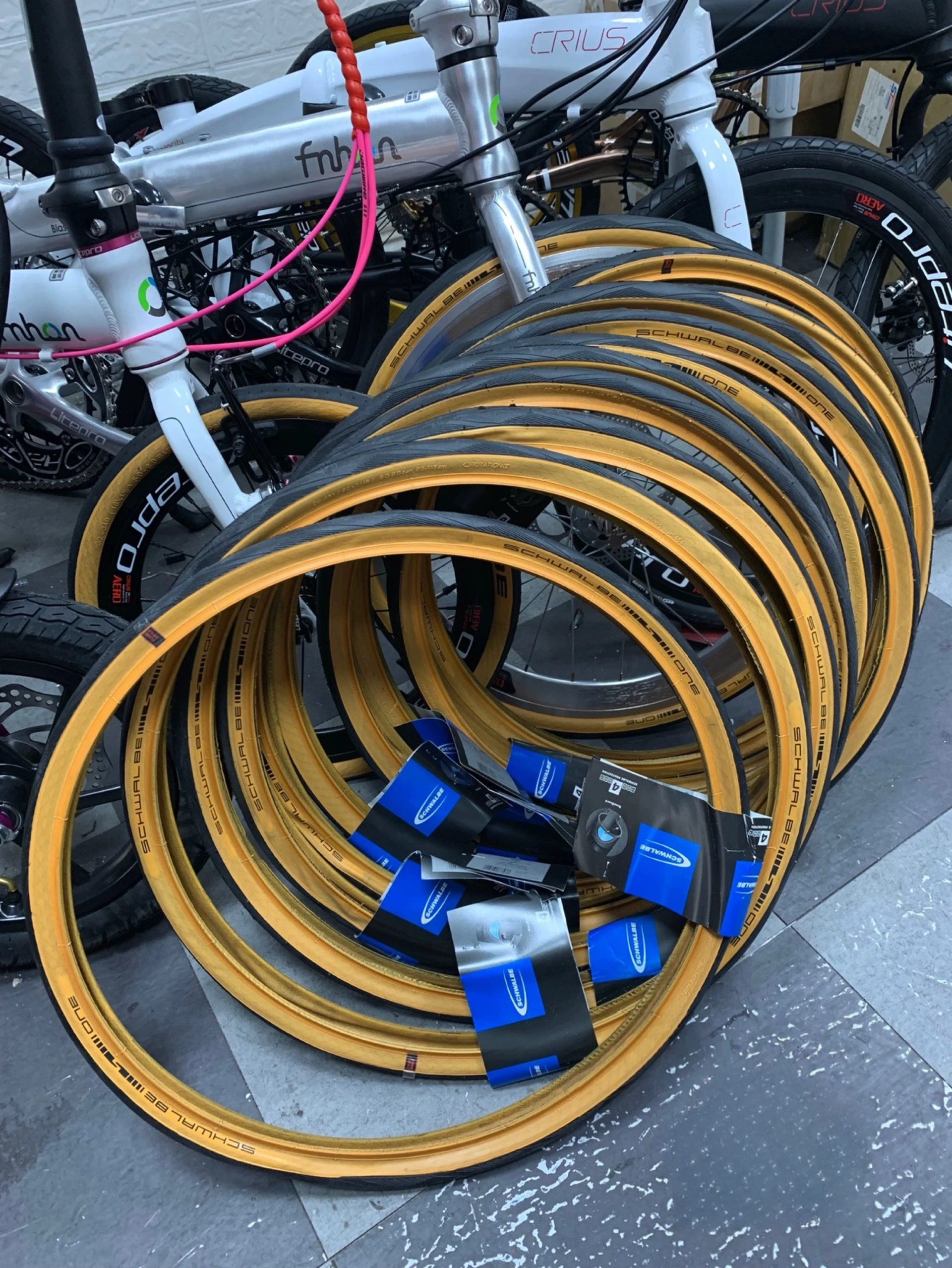 Schwalbe ONE20, маленький диаметр обода, велосипедная внешняя шина, противопрокольная, черная, желтая, для складных велосипедов, детали велосипедного снаряжения
Schwalbe ONE20, маленький диаметр обода, велосипедная внешняя шина, противопрокольная, черная, желтая, для складных велосипедов, детали велосипедного снаряжения