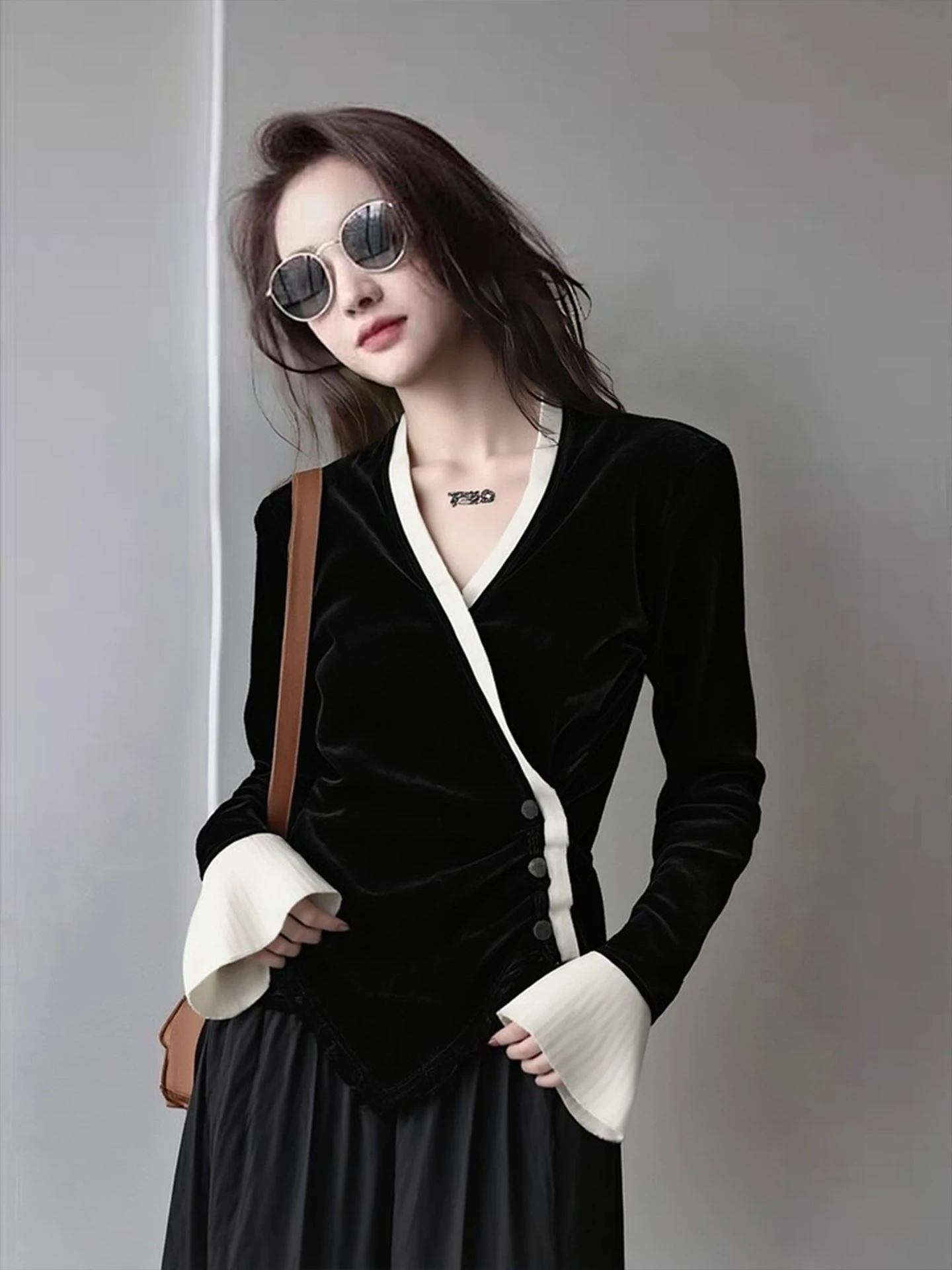 Elegant Korean Style V-Neck Knitwear Velvet Long Sleeve Irregular Cross Design Slimming Base Shirt for Women Commute Spring
Elegant Korean Style V-Neck Knitwear Velvet Long Sleeve Irregular Cross Design Slimming Base Shirt for Women Commute Spring