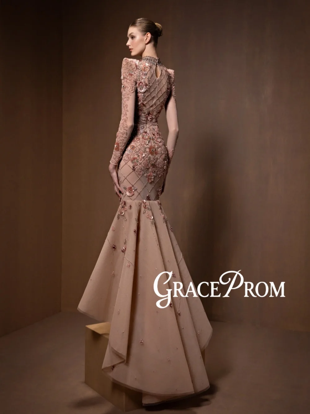 New Arrival Sparkly Beaded Evening Dress Luxury Modern High Collar Wedding Party Gowns Customized Stunning Banquet Gowns
New Arrival Sparkly Beaded Evening Dress Luxury Modern High Collar Wedding Party Gowns Customized Stunning Banquet Gowns