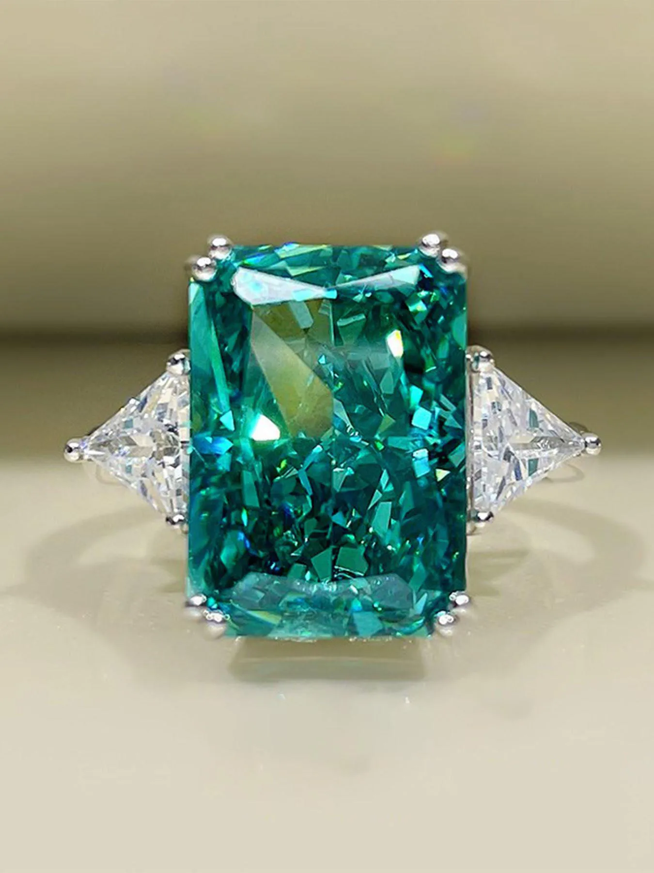 S925 Sterling Silver Zirconium Square Candy Emerald Zircon Ring - Elegant and Luxurious High-End Jewelry for Women
S925 Sterling Silver Zirconium Square Candy Emerald Zircon Ring - Elegant and Luxurious High-End Jewelry for Women