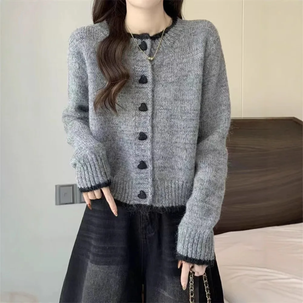 Sweater Jacket Women's Soft Glutinous AutumnWinter New Design Sense Color Blocking Love Button Knitted Cardigan Loose Sweet Top
Sweater Jacket Women's Soft Glutinous AutumnWinter New Design Sense Color Blocking Love Button Knitted Cardigan Loose Sweet Top