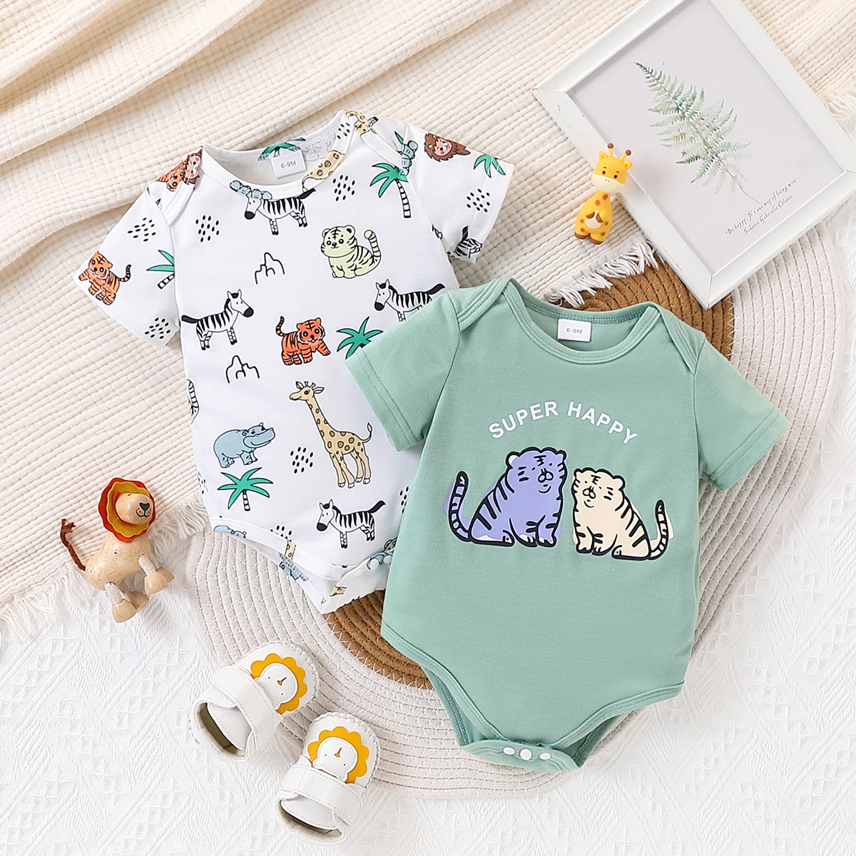 2-piece combination set for baby boys, fashionable and casual printed round neck short sleeved triangle jumpsuit for summer
2-piece combination set for baby boys, fashionable and casual printed round neck short sleeved triangle jumpsuit for summer