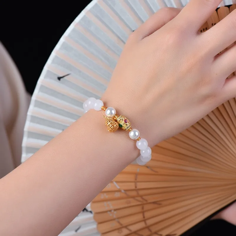 Новый браслет из натурального золота с шелковым нефритовым тыквой, изысканный и универсальный браслет.
Новый браслет из натурального золота с шелковым нефритовым тыквой, изысканный и универсальный браслет.