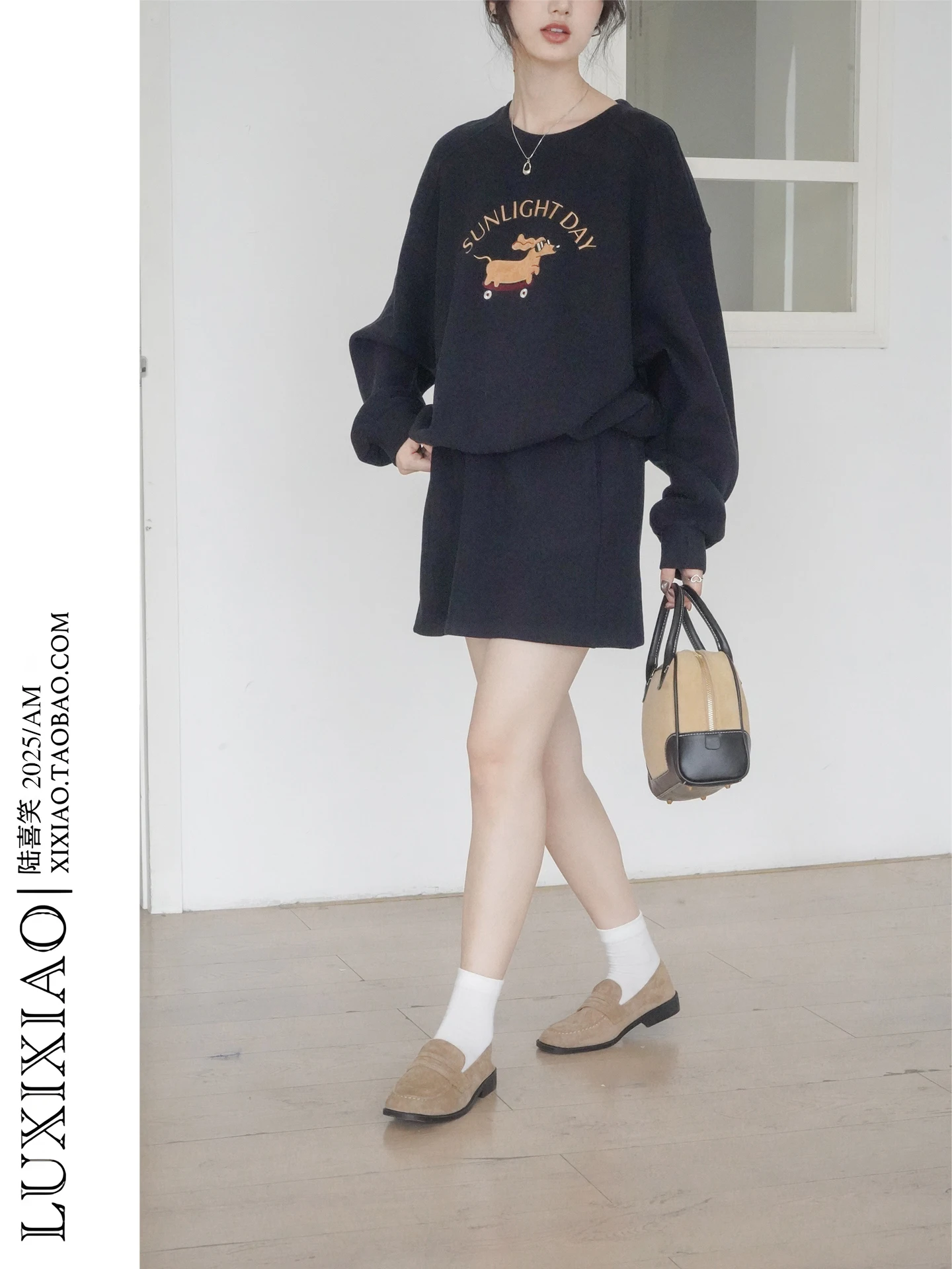 Женский комплект LUXIXIAO: новая корейская толстовка с круглым вырезом и мультяшным принтом, длинный рукав, и короткая юбка А-силуэта. Модный осенне-зимний комплект 2026 года.
Женский комплект LUXIXIAO: новая корейская толстовка с круглым вырезом и мультяшным принтом, длинный рукав, и короткая юбка А-силуэта. Модный осенне-зимний комплект 2026 года.