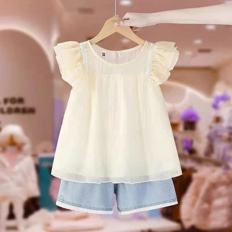 Girls' summer outfit new style children's set, little girl's doll shirt, thin denim shorts, stylish two-piece
Girls' summer outfit new style children's set, little girl's doll shirt, thin denim shorts, stylish two-piece
