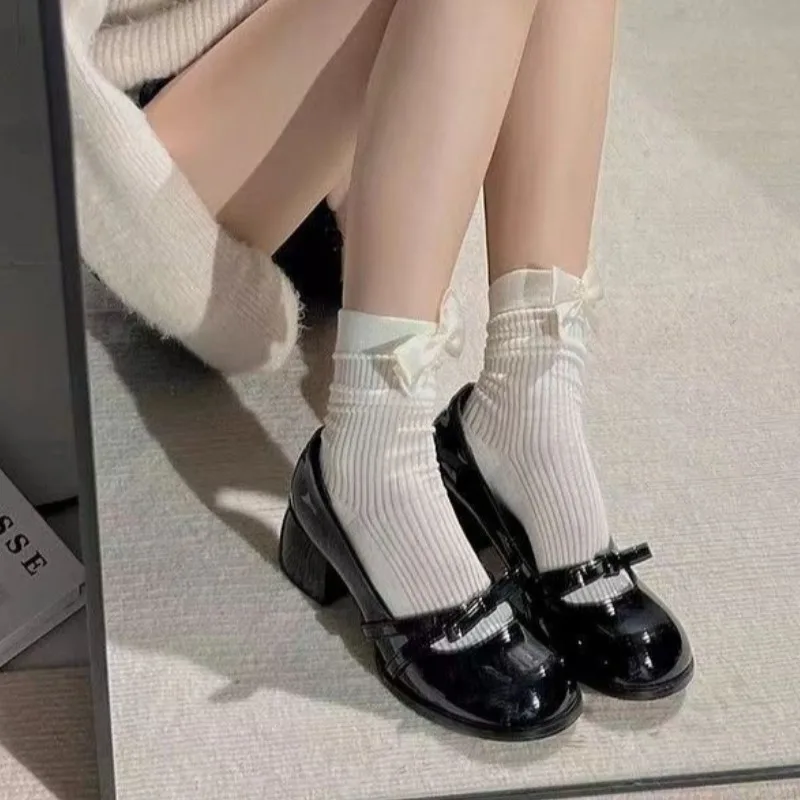 Весенне-осенняя женская обувь Мэри Джейн на среднем каблуке с квадратным носком и квадратным каблуком, хит продаж 2025, новые однотонные модные туфли-лодочки с узлом-бабочкой
Весенне-осенняя женская обувь Мэри Джейн на среднем каблуке с квадратным носком и квадратным каблуком, хит продаж 2025, новые однотонные модные туфли-лодочки с узлом-бабочкой