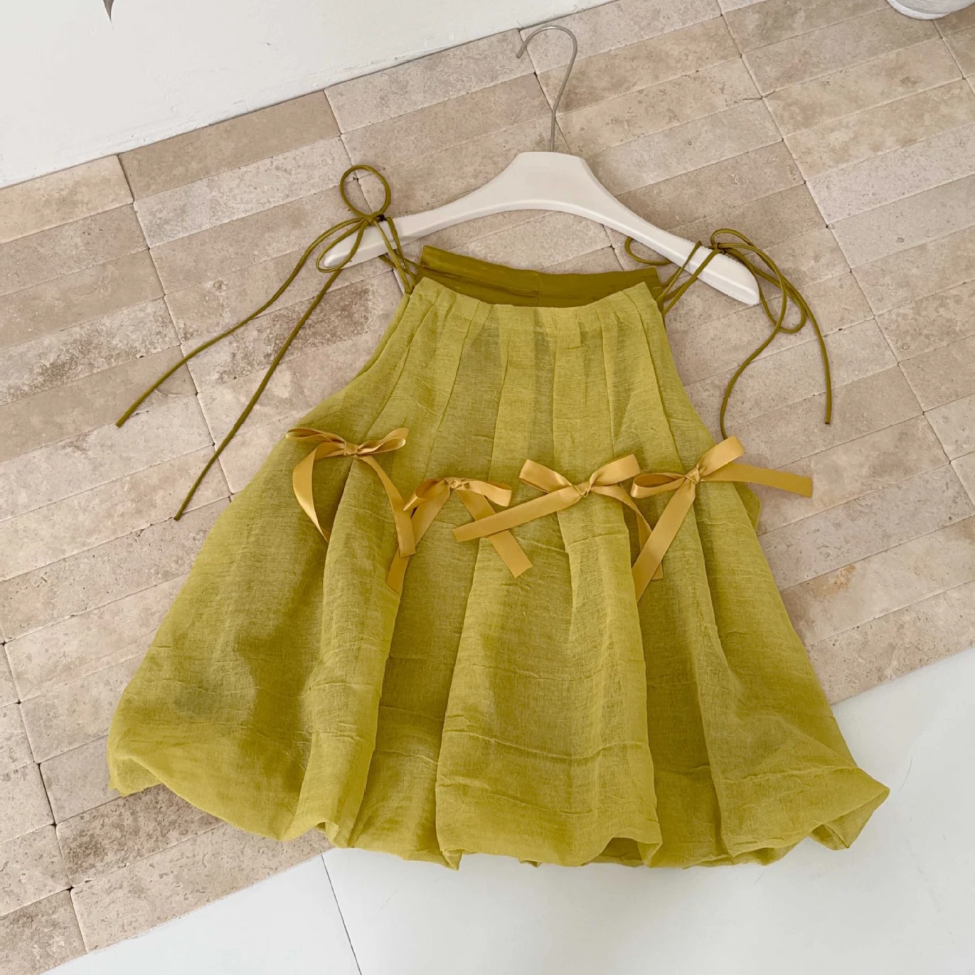 Yellow Green Pleated Bow Tank Tops Women Summer Fashion Sleeveless Loose Vest Korean Style Holiday Beach Blouses 2025 New
Yellow Green Pleated Bow Tank Tops Women Summer Fashion Sleeveless Loose Vest Korean Style Holiday Beach Blouses 2025 New