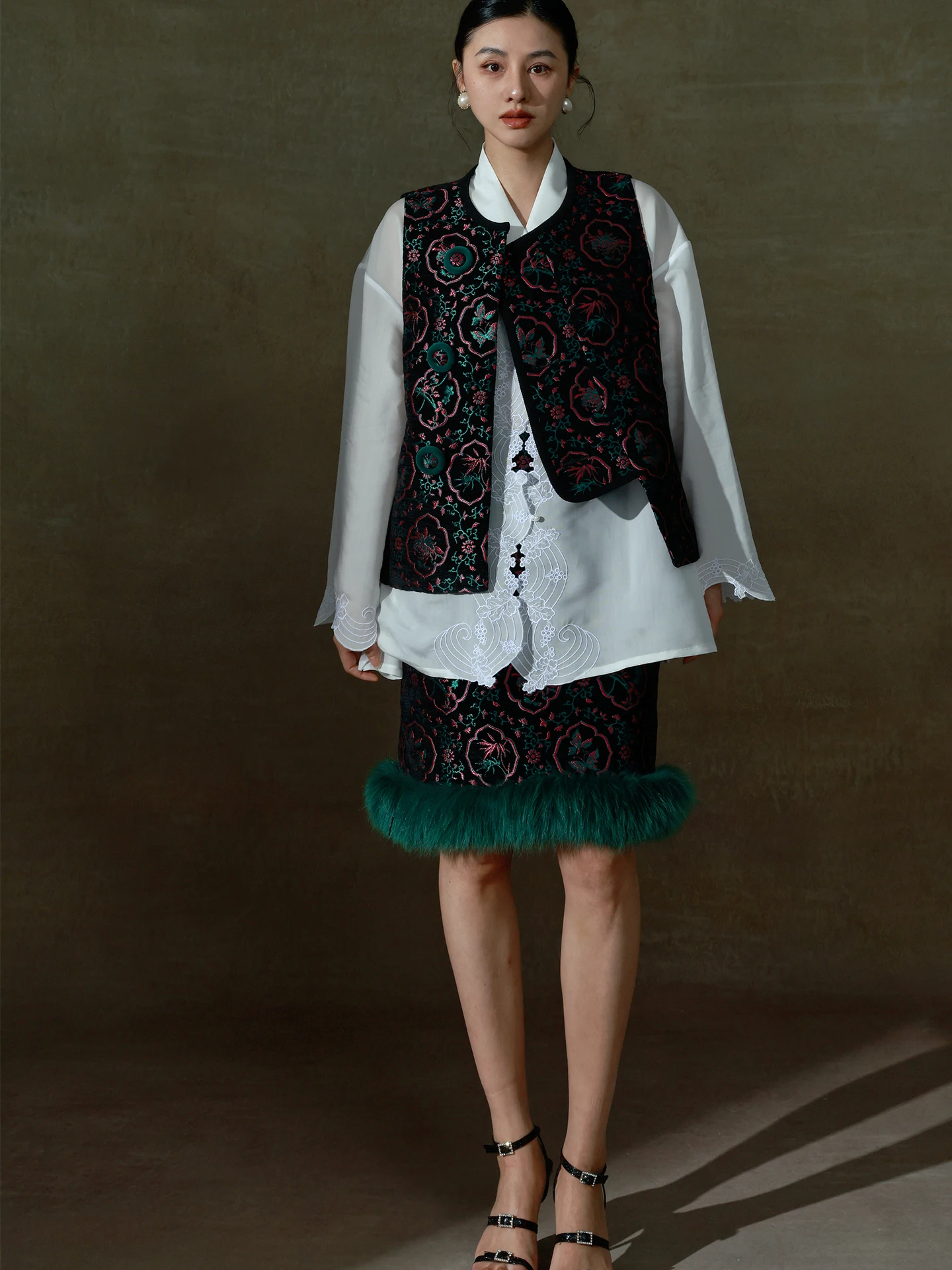 New Year Retro Embroidered Fur Half Skirt Set with Buttons Chinese Style Qipao Top Five-Quarter Length Loose Fit Fashion Set
New Year Retro Embroidered Fur Half Skirt Set with Buttons Chinese Style Qipao Top Five-Quarter Length Loose Fit Fashion Set