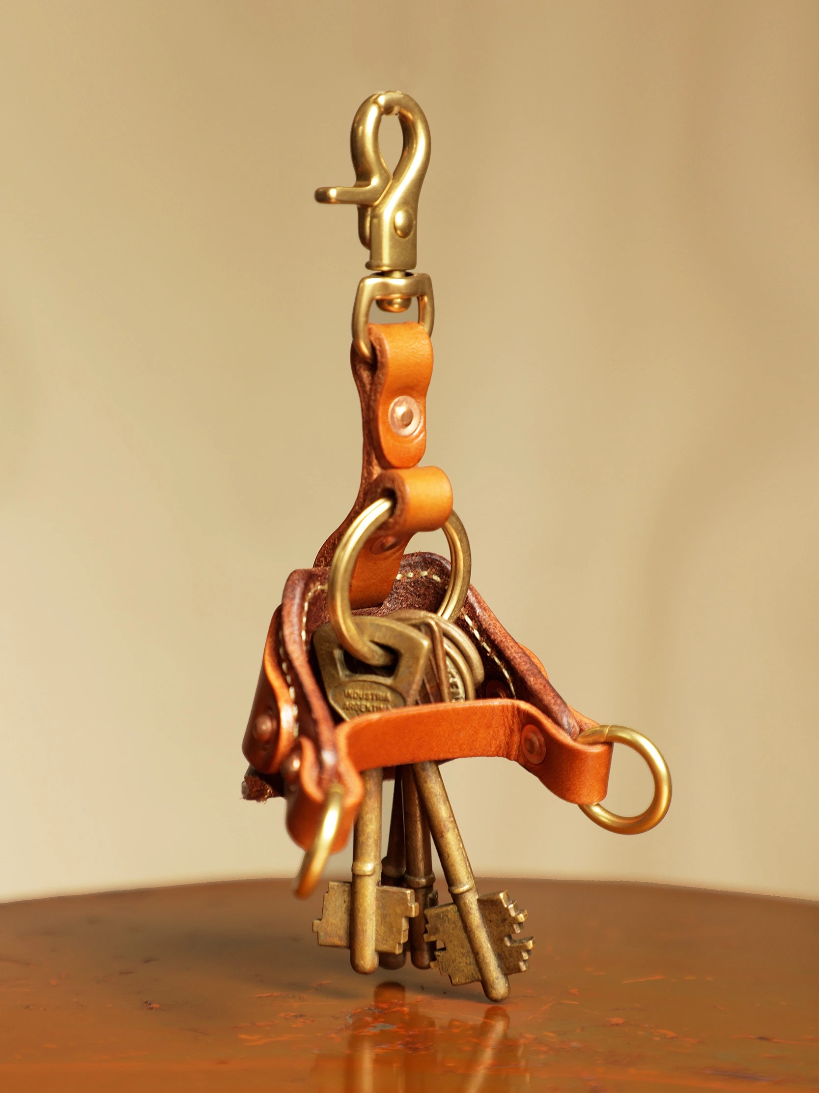 Italian first-layer vegetable tanned cowhide handmade saddle keychain American retro key ring pendant Kaji accessories
Italian first-layer vegetable tanned cowhide handmade saddle keychain American retro key ring pendant Kaji accessories