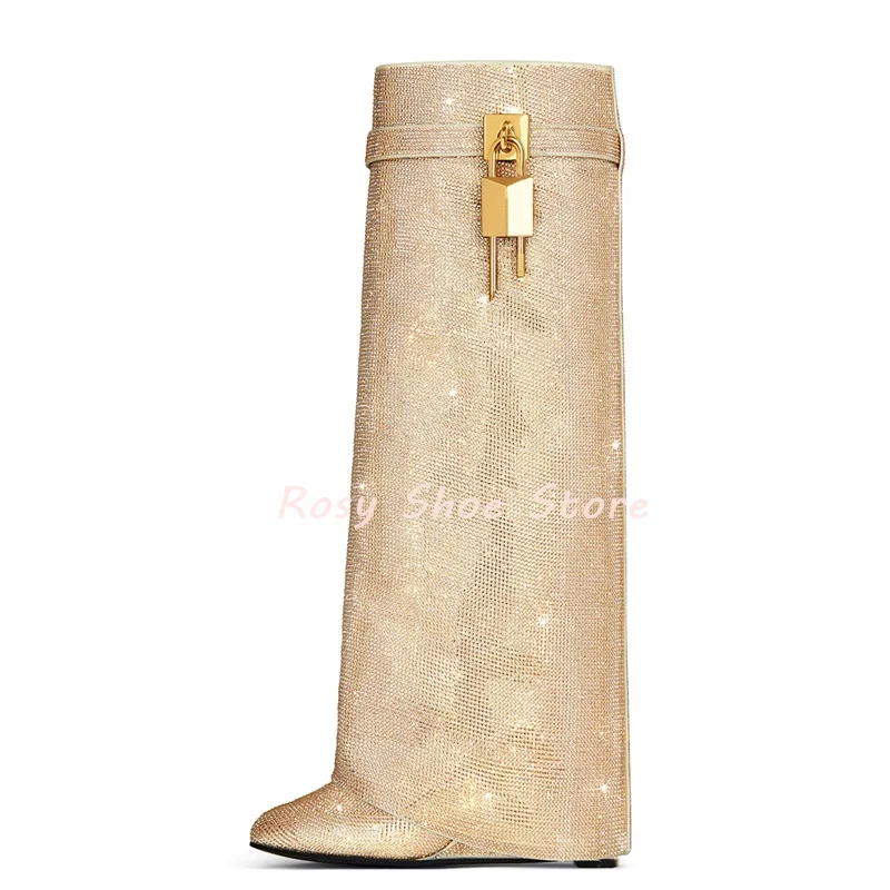 Bling Full Diamond Inlay Luxury KneeHigh Boot Metal Lock Decor Draped Pleated Wedge Heel Fashion Boot Nightclub Party Stage Boot 
Bling Full Diamond Inlay Luxury KneeHigh Boot Metal Lock Decor Draped Pleated Wedge Heel Fashion Boot Nightclub Party Stage Boot