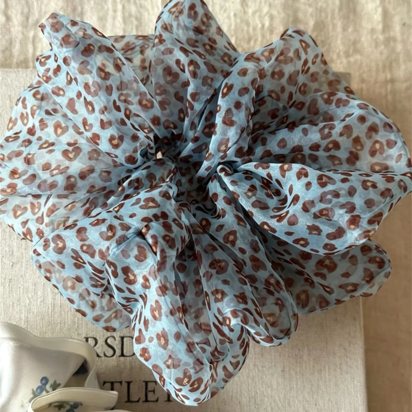 Jumbo Blue Leopard Organza Scrunchie for Messy Bun Silver Star Leather Clip Starfish Duckbill Clip Korean Relaxed Style Portable
Jumbo Blue Leopard Organza Scrunchie for Messy Bun Silver Star Leather Clip Starfish Duckbill Clip Korean Relaxed Style Portable