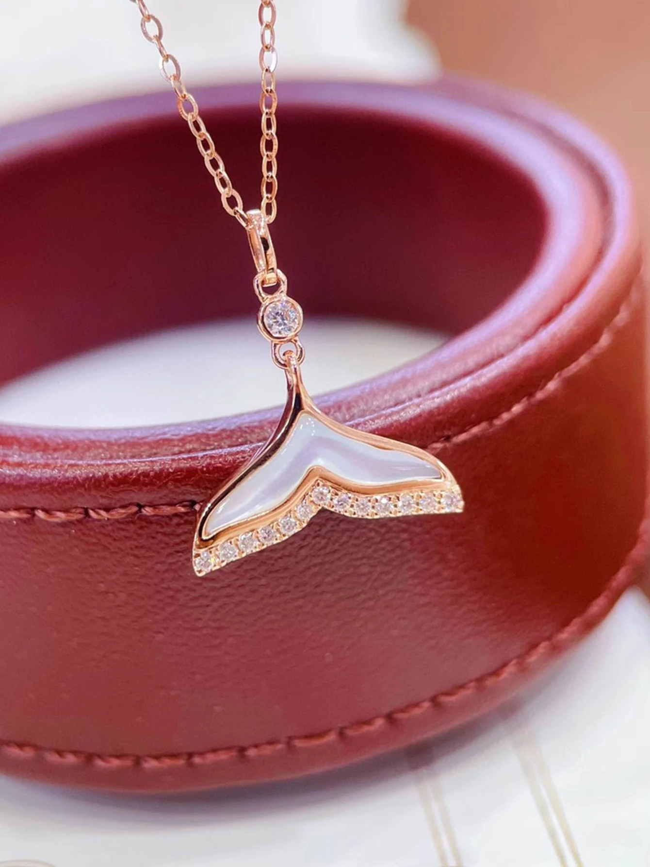 Pure silver S925 women's jewelry, beautiful fish tail, mother of pearl, zircon necklace, Valentine's Day gift for girlfriend
Pure silver S925 women's jewelry, beautiful fish tail, mother of pearl, zircon necklace, Valentine's Day gift for girlfriend