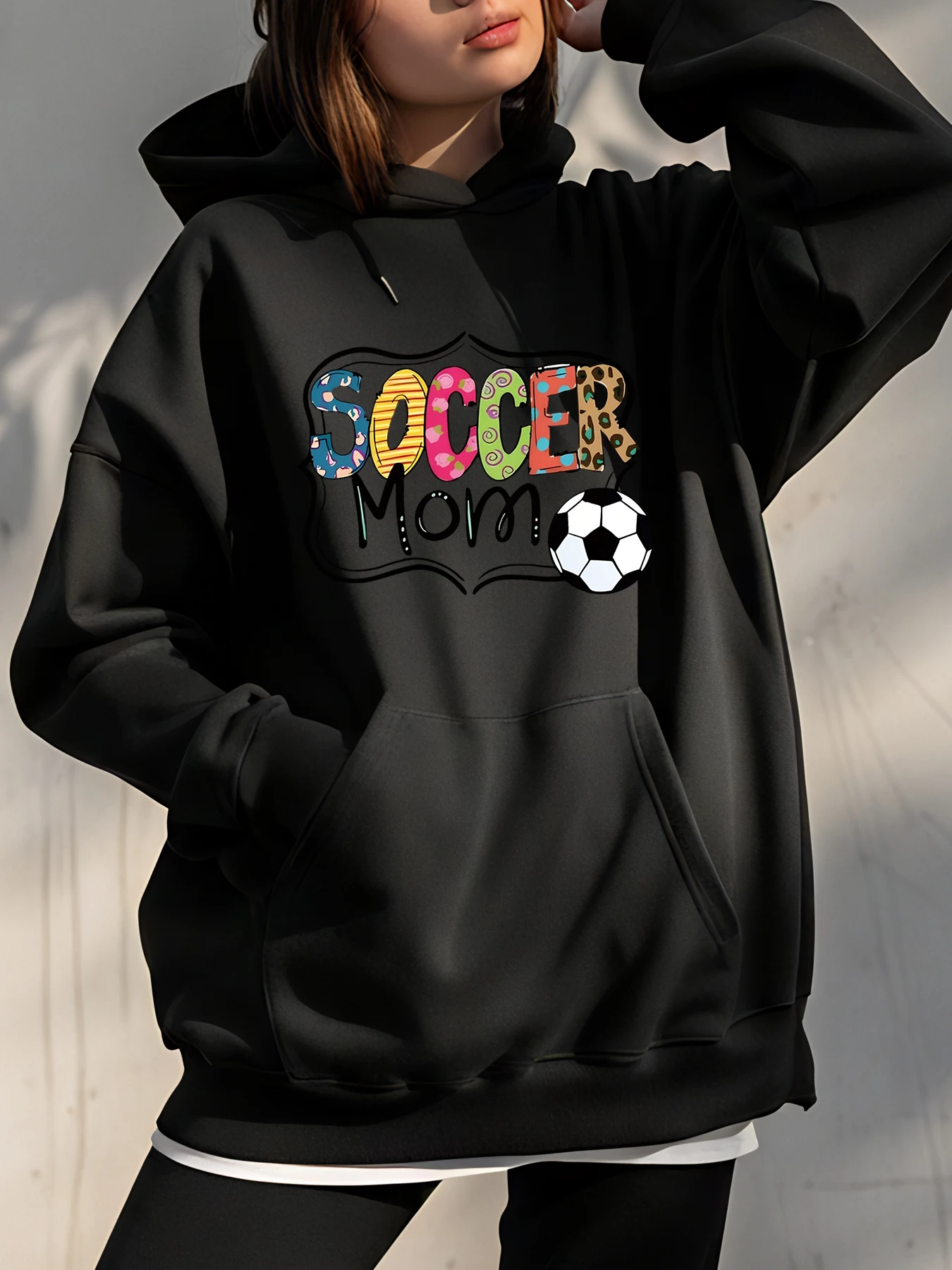Толстовка с капюшоном для мамы и футбола, красочный футбольный мяч с принтом, женская повседневная толстовка в спортивном стиле для любителей футбола, подарок для мамы
Толстовка с капюшоном для мамы и футбола, красочный футбольный мяч с принтом, женская повседневная толстовка в спортивном стиле для любителей футбола, подарок для мамы