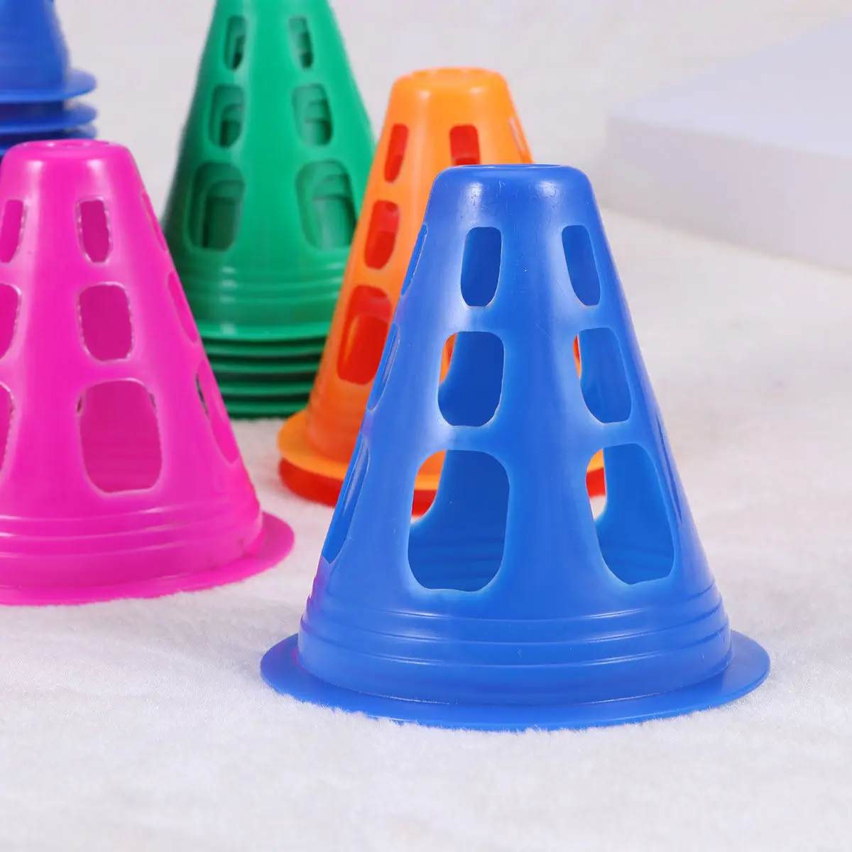25Pcs Thickened Anti Crack Sports Cones for Soccer Training Football Drills Basketball Coaching Roller Skating Boundaries
25Pcs Thickened Anti Crack Sports Cones for Soccer Training Football Drills Basketball Coaching Roller Skating Boundaries