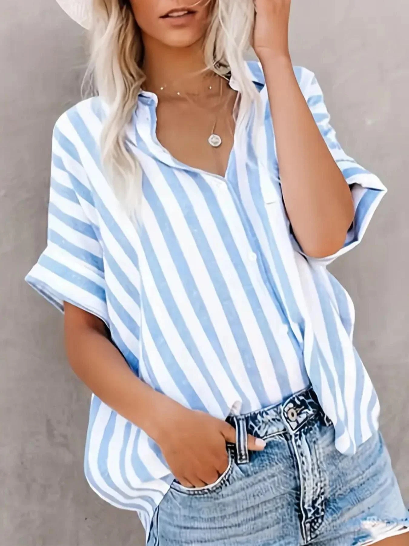 Women's Fashionable Striped Printed Short Sleeve Shirt Casual Versatile Lapel Shirt Loose and Elegant Button Decoration Shirt
Women's Fashionable Striped Printed Short Sleeve Shirt Casual Versatile Lapel Shirt Loose and Elegant Button Decoration Shirt