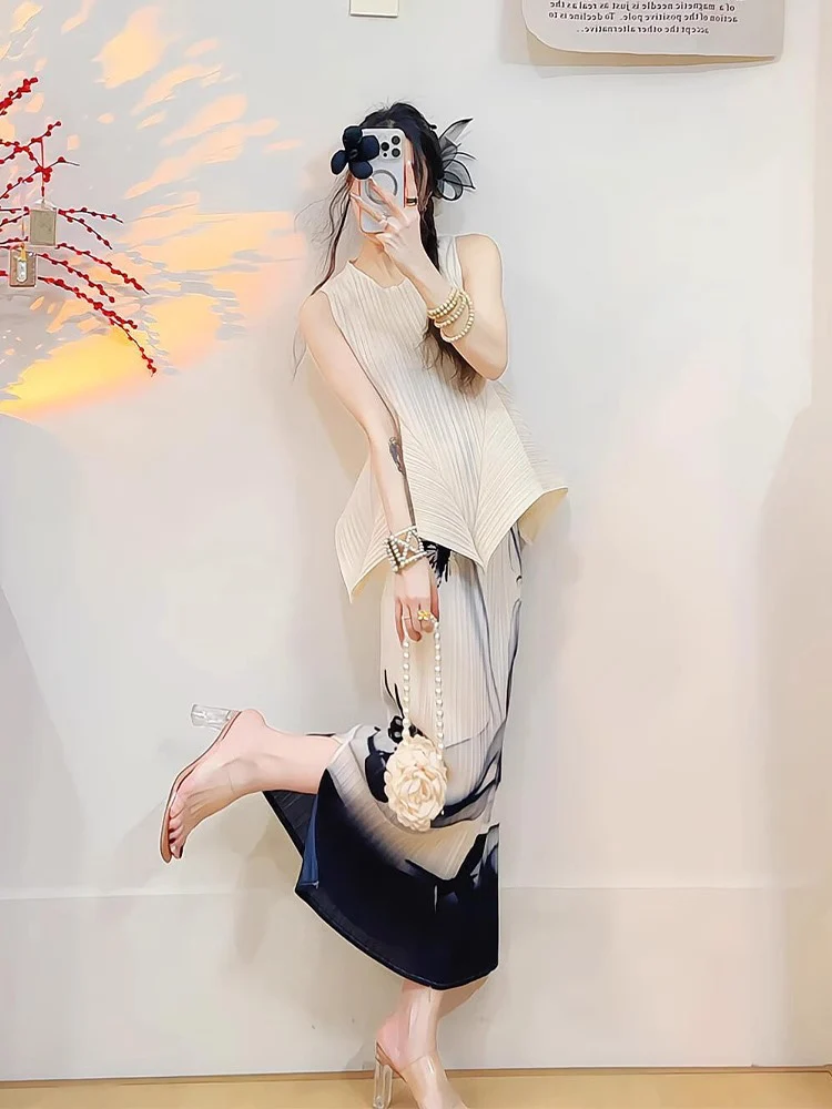 Three Houses Art Creation White Sleeveless Overhead Waist Cinched Top Summer High Waist Printed Split Half Skirt Pleated Set
Three Houses Art Creation White Sleeveless Overhead Waist Cinched Top Summer High Waist Printed Split Half Skirt Pleated Set