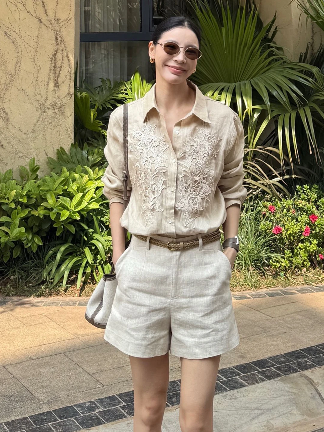 Elegant Embroidered Cotton Linen Shirt Women's Summer Glitter Heavy Work Casual Loose Fit Breathable Long Sleeve Shirt
Elegant Embroidered Cotton Linen Shirt Women's Summer Glitter Heavy Work Casual Loose Fit Breathable Long Sleeve Shirt