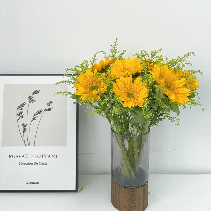 Rare green heart sunflower flower indoor water-raised mixed and matched flower arrangement
Rare green heart sunflower flower indoor water-raised mixed and matched flower arrangement