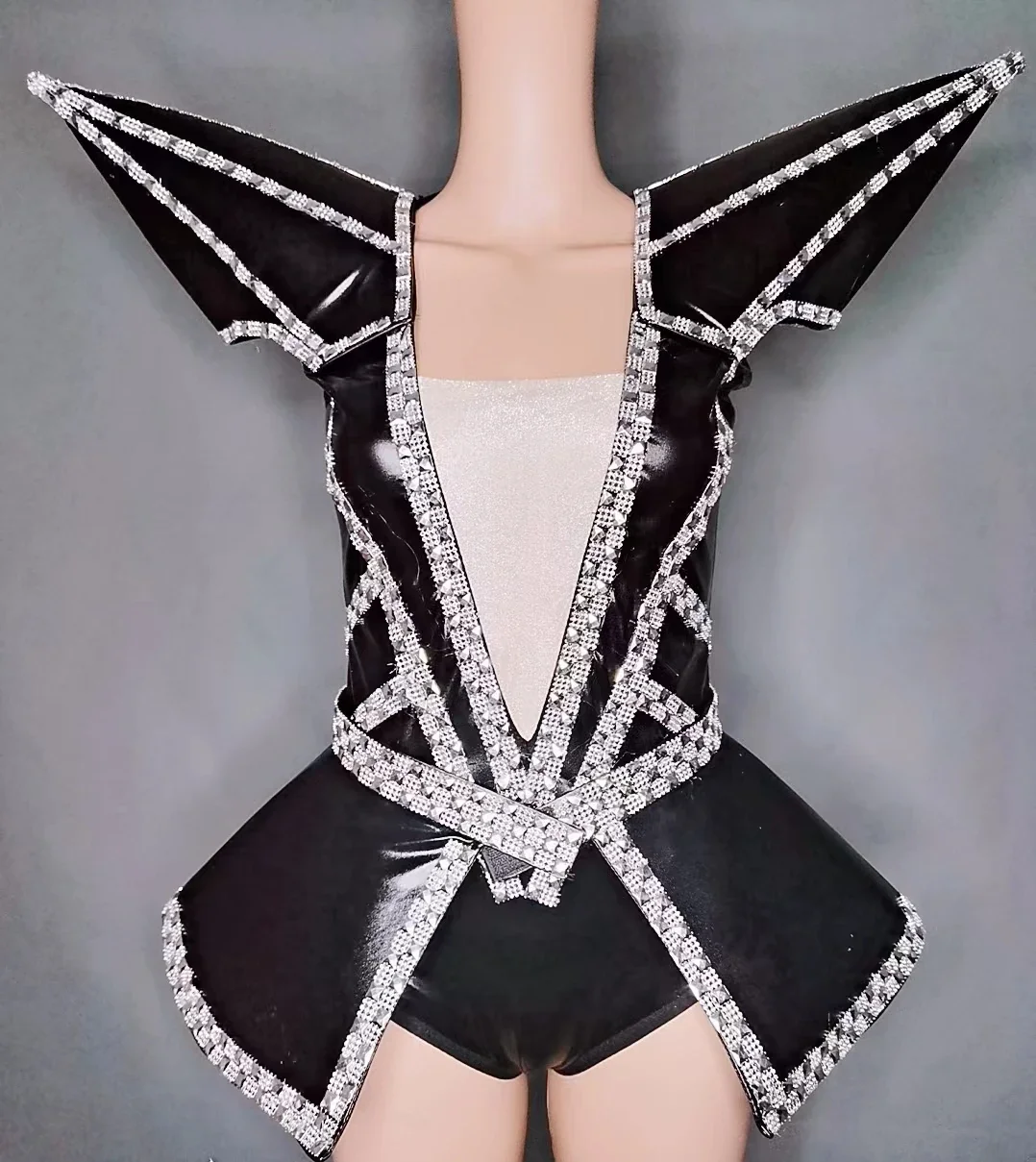 Exaggerated Stage Wear Women Leading Dancer DJ Singer Performance Clothes Shiny Crystal Faux Leather Bodysuit Skirt Rave Outfits
Exaggerated Stage Wear Women Leading Dancer DJ Singer Performance Clothes Shiny Crystal Faux Leather Bodysuit Skirt Rave Outfits