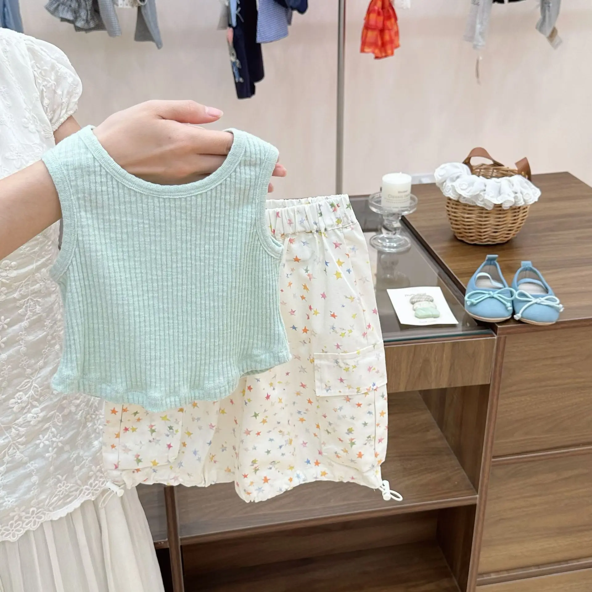 2026 Summer New Arrival Little Girls Cotton Ribbed Sleeveless Vest Star Printed Trousers Sweet Stylish Korean Two Piece Suit
2026 Summer New Arrival Little Girls Cotton Ribbed Sleeveless Vest Star Printed Trousers Sweet Stylish Korean Two Piece Suit