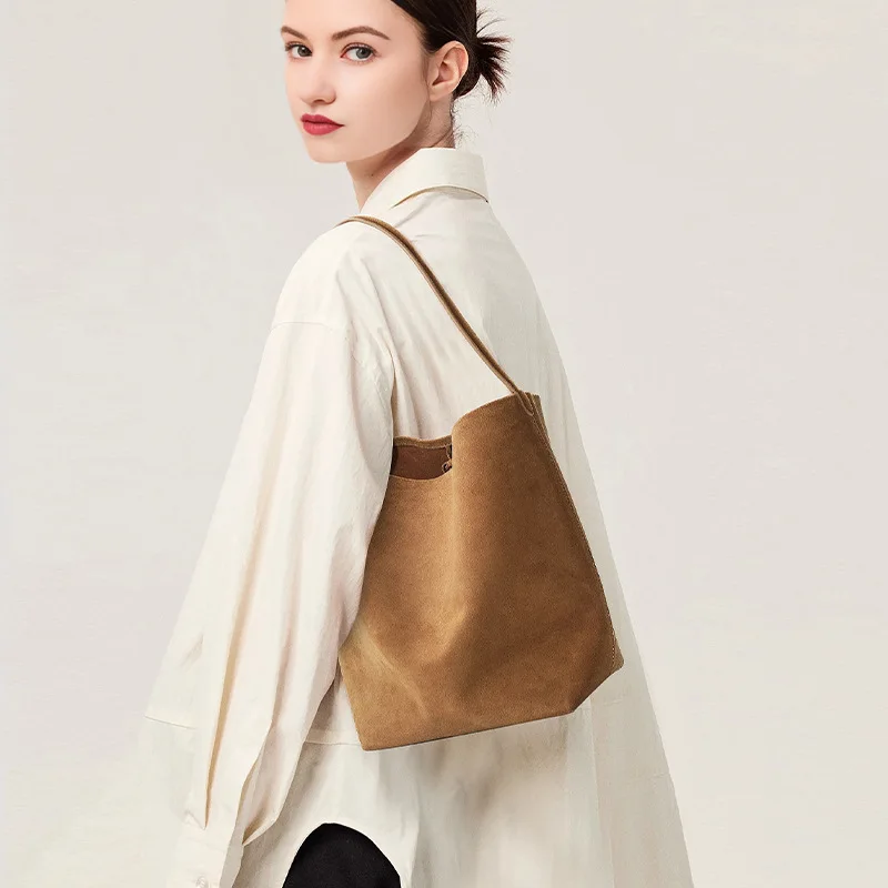 Vintage suede suede surface premium commuter bucket bag, matte cowhide large-capacity portable shoulder tote bag
Vintage suede suede surface premium commuter bucket bag, matte cowhide large-capacity portable shoulder tote bag