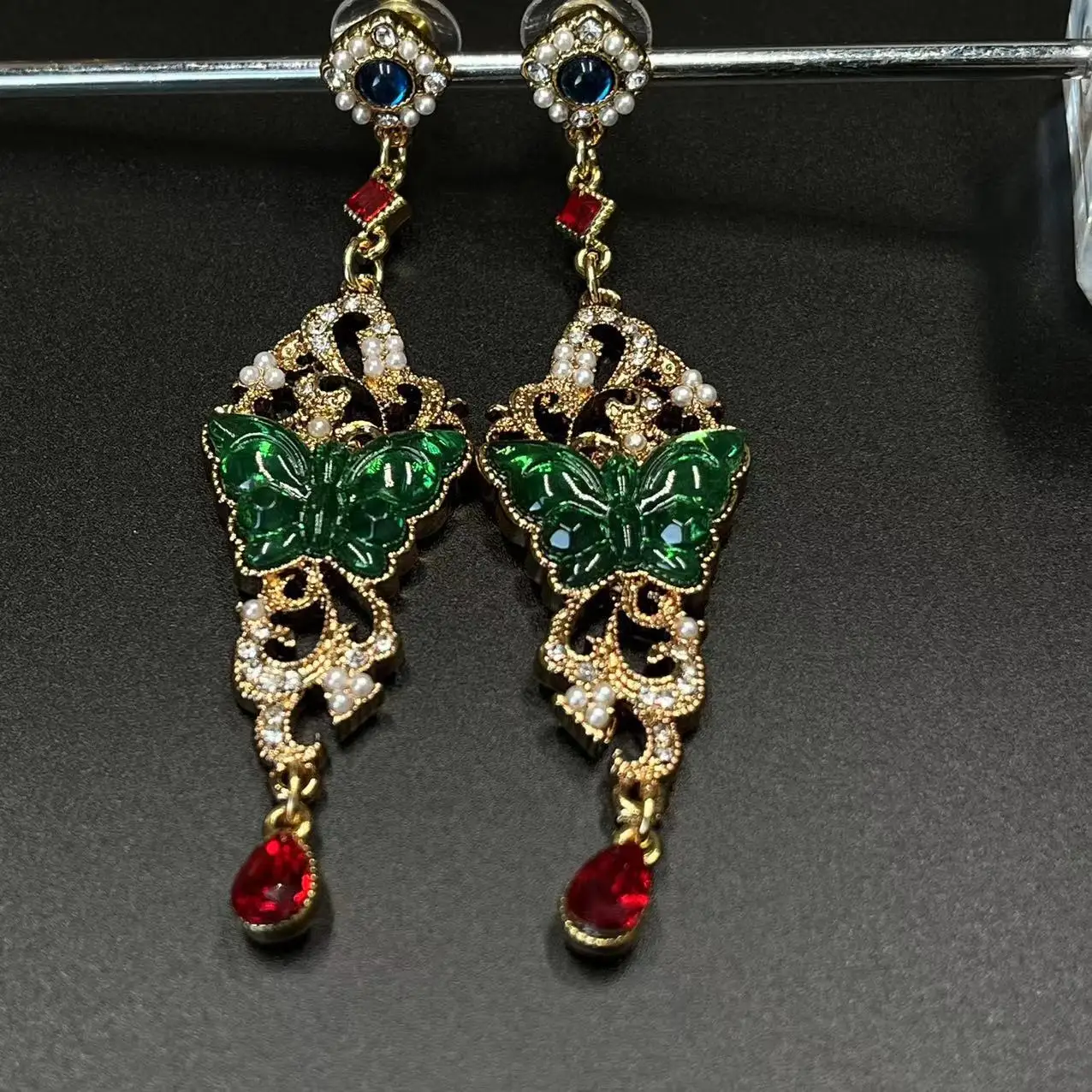 European and American green butterfly inlaid gemstone water drop pendant earrings
European and American green butterfly inlaid gemstone water drop pendant earrings