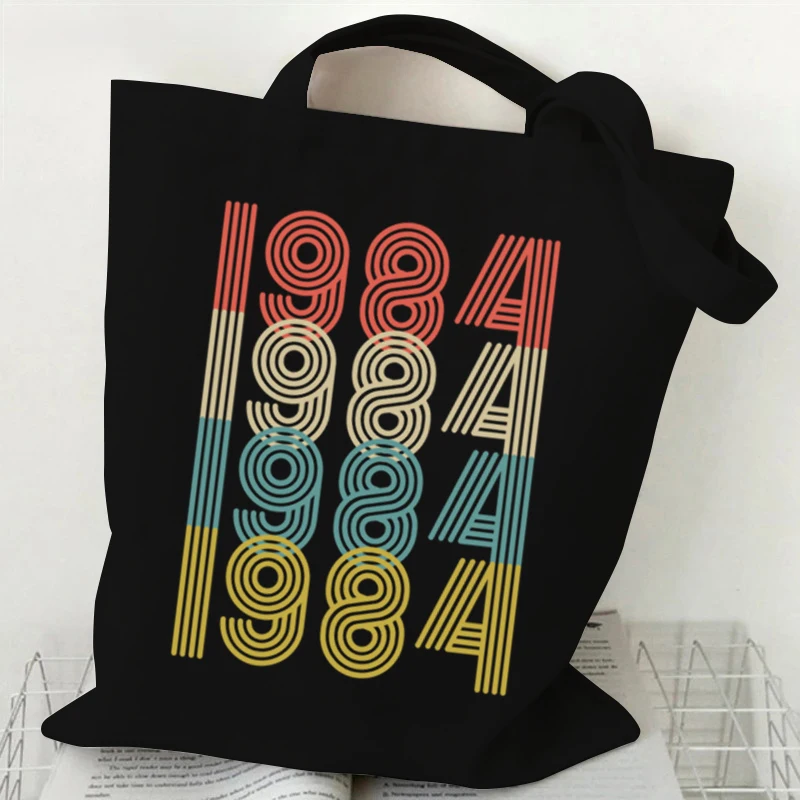 ВИНТАЖНАЯ большая сумка с узором 1984 года 1980–1989 Повседневная парусиновая сумка на плечо Подарки для учителей Женская сумка для покупок
ВИНТАЖНАЯ большая сумка с узором 1984 года 1980–1989 Повседневная парусиновая сумка на плечо Подарки для учителей Женская сумка для покупок