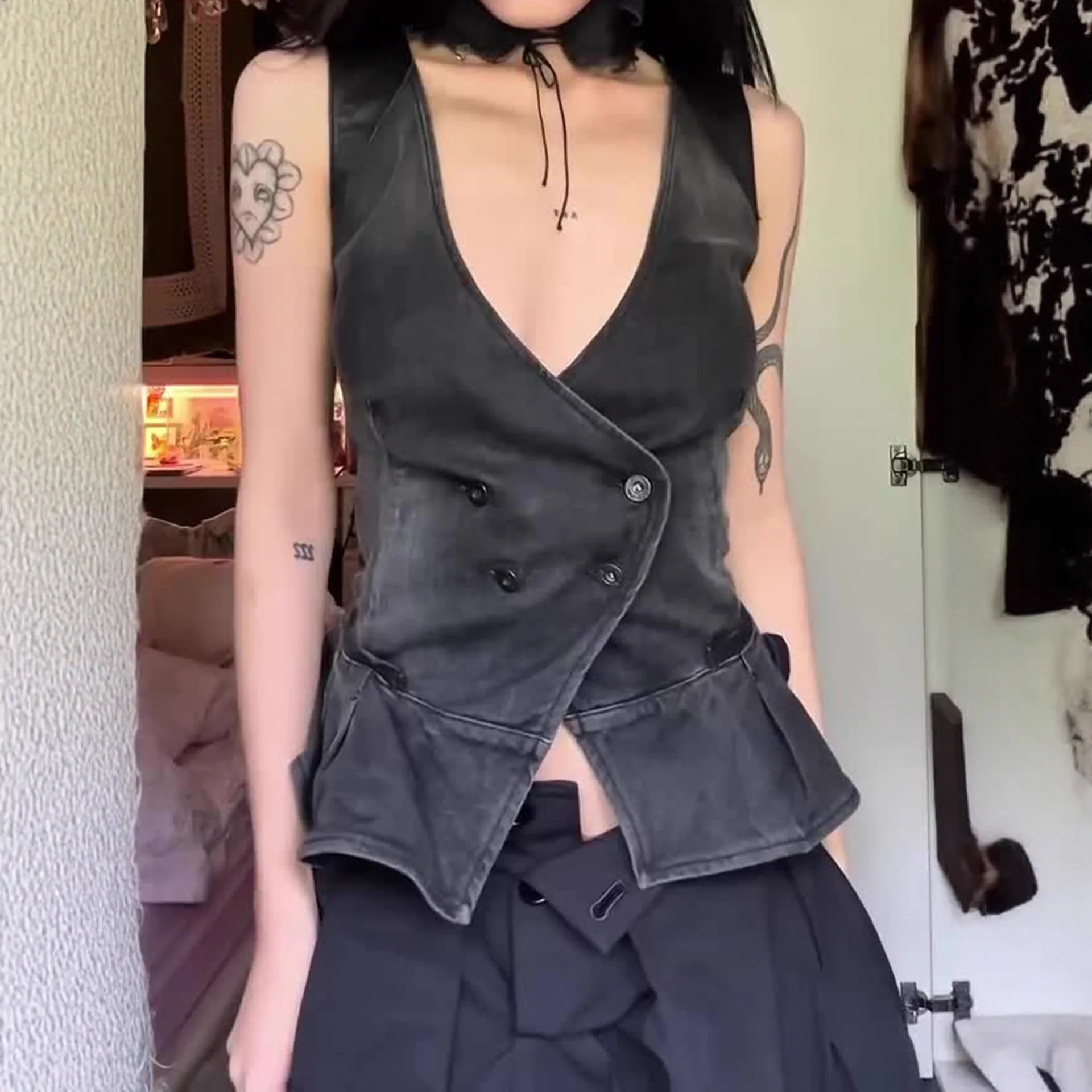 Европа и США, простой ретро-фэн-шуй, стирка старой стирки, две пуговицы на талии, тонкий жилет с v-образным вырезом, женская одежда. 
Европа и США, простой ретро-фэн-шуй, стирка старой стирки, две пуговицы на талии, тонкий жилет с v-образным вырезом, женская одежда.