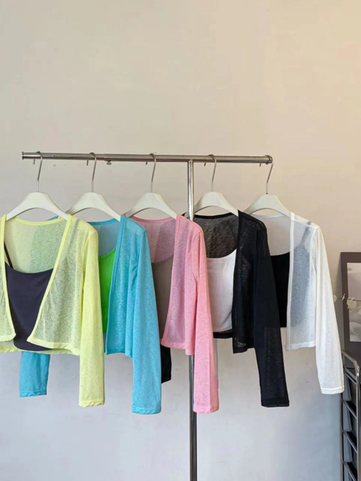 Летний женский кардиган из бамбука с защитой от солнца 2024, тонкий, легкий, с открытыми плечами, для кондиционированных помещений
Летний женский кардиган из бамбука с защитой от солнца 2024, тонкий, легкий, с открытыми плечами, для кондиционированных помещений