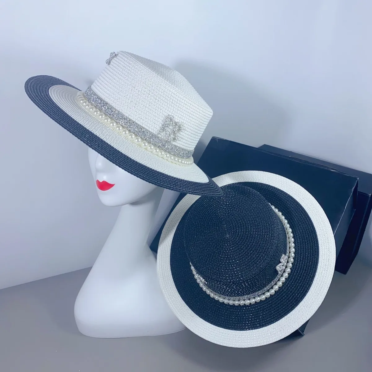 Pearl Letter French Socialite Style Sparkling Diamond Flat Top Hat, Elegant Summer Grass Woven Beach Sun Protection Hat
Pearl Letter French Socialite Style Sparkling Diamond Flat Top Hat, Elegant Summer Grass Woven Beach Sun Protection Hat