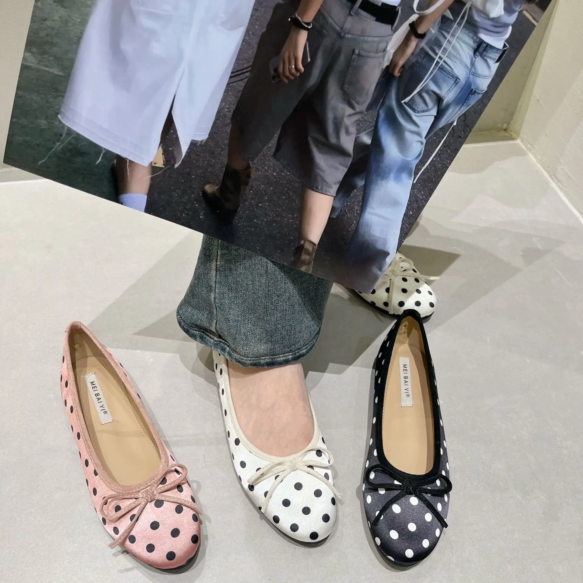 Retro round Head Flat Bottom Commuter Slip-On Polka Dot Bow Knot Women's Shoes Fashionable Casual Loafers Bean Bean Shoes
Retro round Head Flat Bottom Commuter Slip-On Polka Dot Bow Knot Women's Shoes Fashionable Casual Loafers Bean Bean Shoes