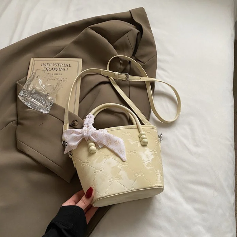 Unique Vintage Simple Stylish Handbag For Women With Large Capacity Leather Material Solid Color Classic Appeal
Unique Vintage Simple Stylish Handbag For Women With Large Capacity Leather Material Solid Color Classic Appeal