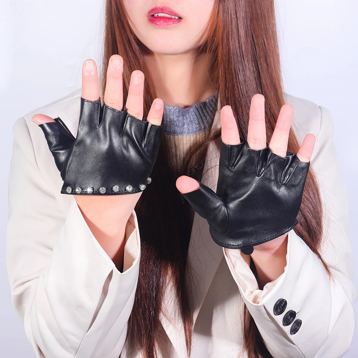Half Finger PU Pearl Black Gloves for Women's Fashion Korean Version with Diamonds Short Performance Punk Nightclub Rock Gloves
Half Finger PU Pearl Black Gloves for Women's Fashion Korean Version with Diamonds Short Performance Punk Nightclub Rock Gloves