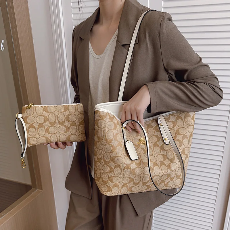 Luxury Designer Women's Shoulder Bag Large Capacity Practical Daily Handbag With Pockets Resistant Brand Letter Casual Shopper
Luxury Designer Women's Shoulder Bag Large Capacity Practical Daily Handbag With Pockets Resistant Brand Letter Casual Shopper