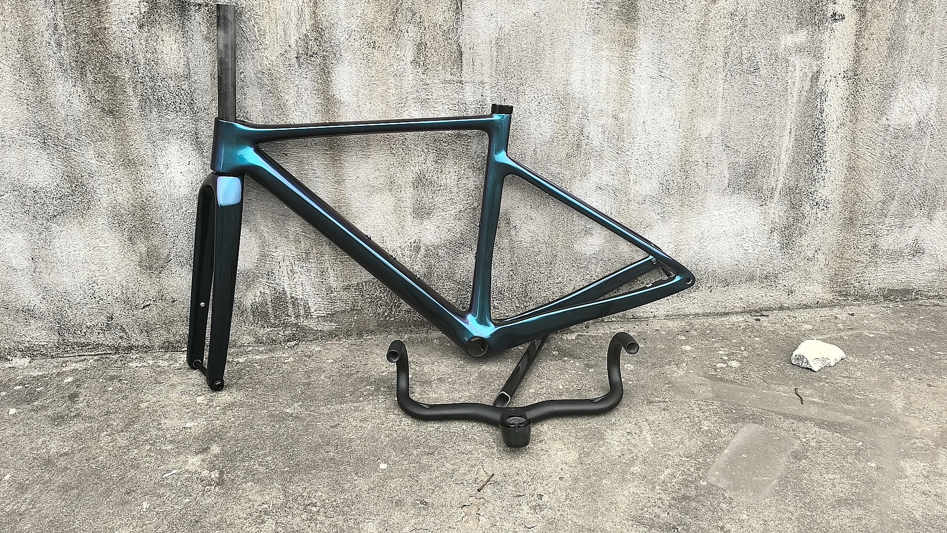 2025 style grave bike carbon frame T1000 ud glossy taiwa bike frame chameleon color disc cycling frame +handlebar in stock
2025 style grave bike carbon frame T1000 ud glossy taiwa bike frame chameleon color disc cycling frame +handlebar in stock