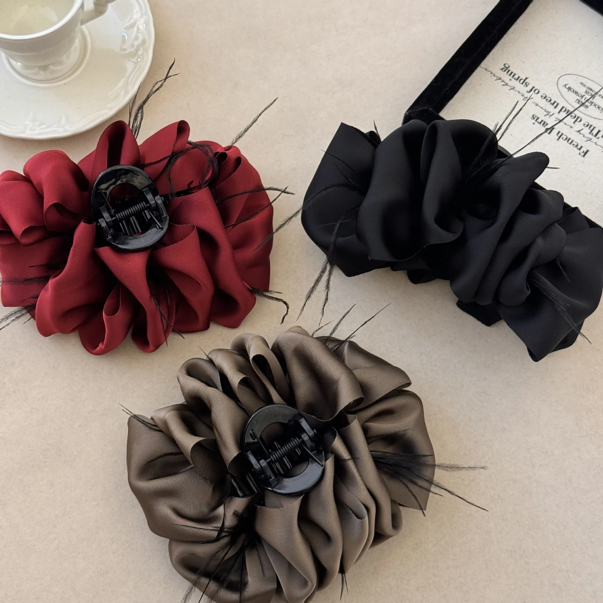 1 Pc Feather Charms New Elegant Temperament High-end Hair Claw Clip Accessories for Women 1 Dollar Items
1 Pc Feather Charms New Elegant Temperament High-end Hair Claw Clip Accessories for Women 1 Dollar Items