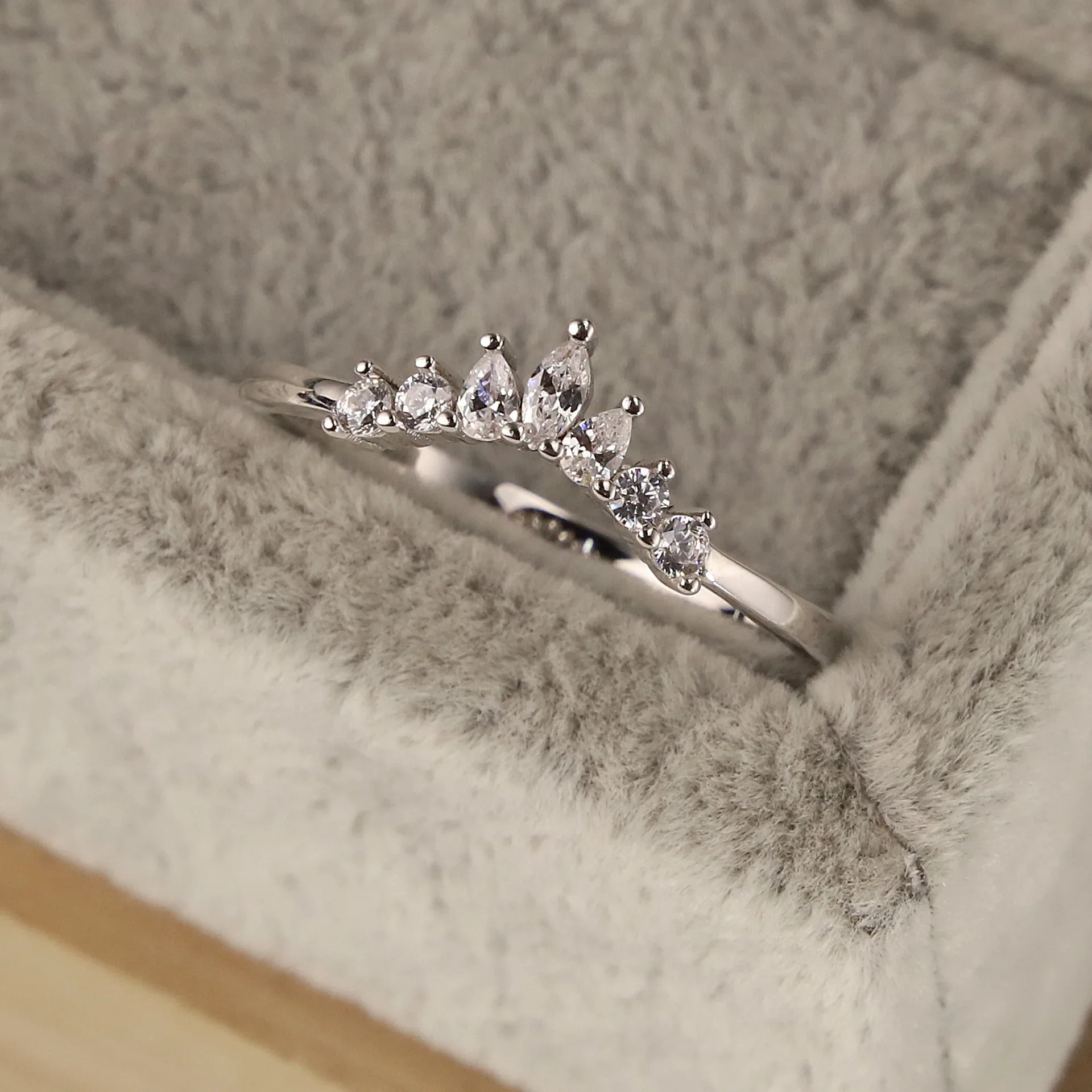 2025 Fashion New S925 Silver Simple Ring Little Princess Crown Zirconia Sen Series Small Fresh Handpiece Personalized Ring
2025 Fashion New S925 Silver Simple Ring Little Princess Crown Zirconia Sen Series Small Fresh Handpiece Personalized Ring