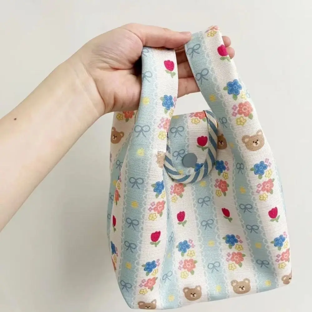 Новая мультяшная мини-холщовая сумка, универсальная с пуговицами, сумка на запястье с медвежьим узлом, маленькие свежие женские сумки для хранения ключей
Новая мультяшная мини-холщовая сумка, универсальная с пуговицами, сумка на запястье с медвежьим узлом, маленькие свежие женские сумки для хранения ключей