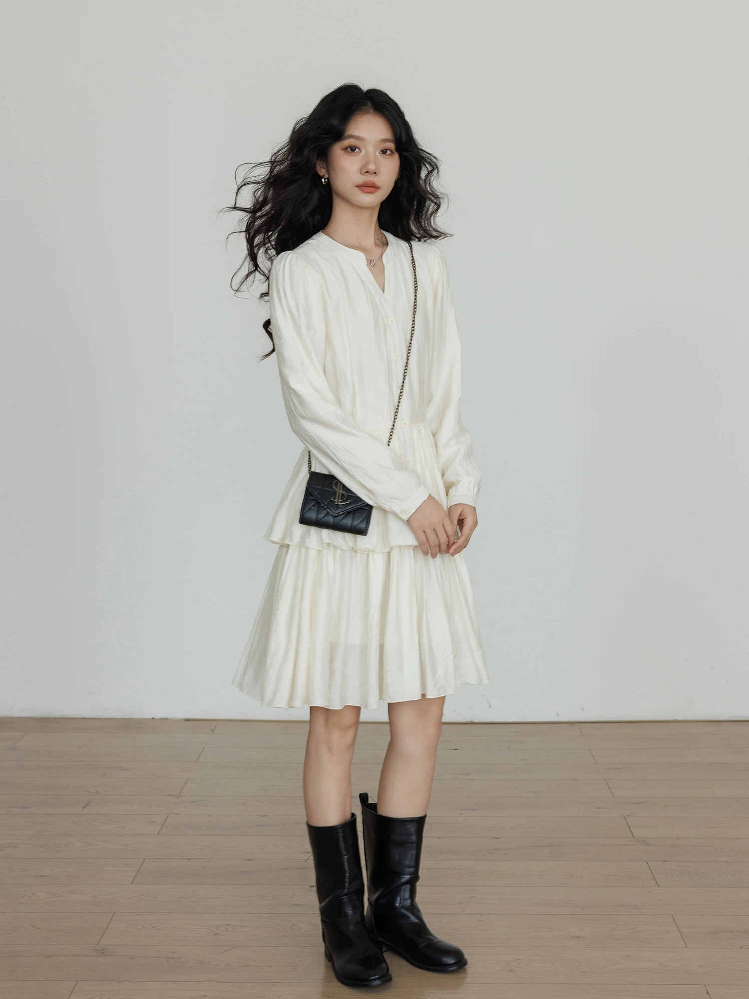 Vastand Fall New V-Neck Long Sleeve Women's Dress Artistic Style A-Line Skirt Loose Fit City Commute Single Button Closure
Vastand Fall New V-Neck Long Sleeve Women's Dress Artistic Style A-Line Skirt Loose Fit City Commute Single Button Closure
