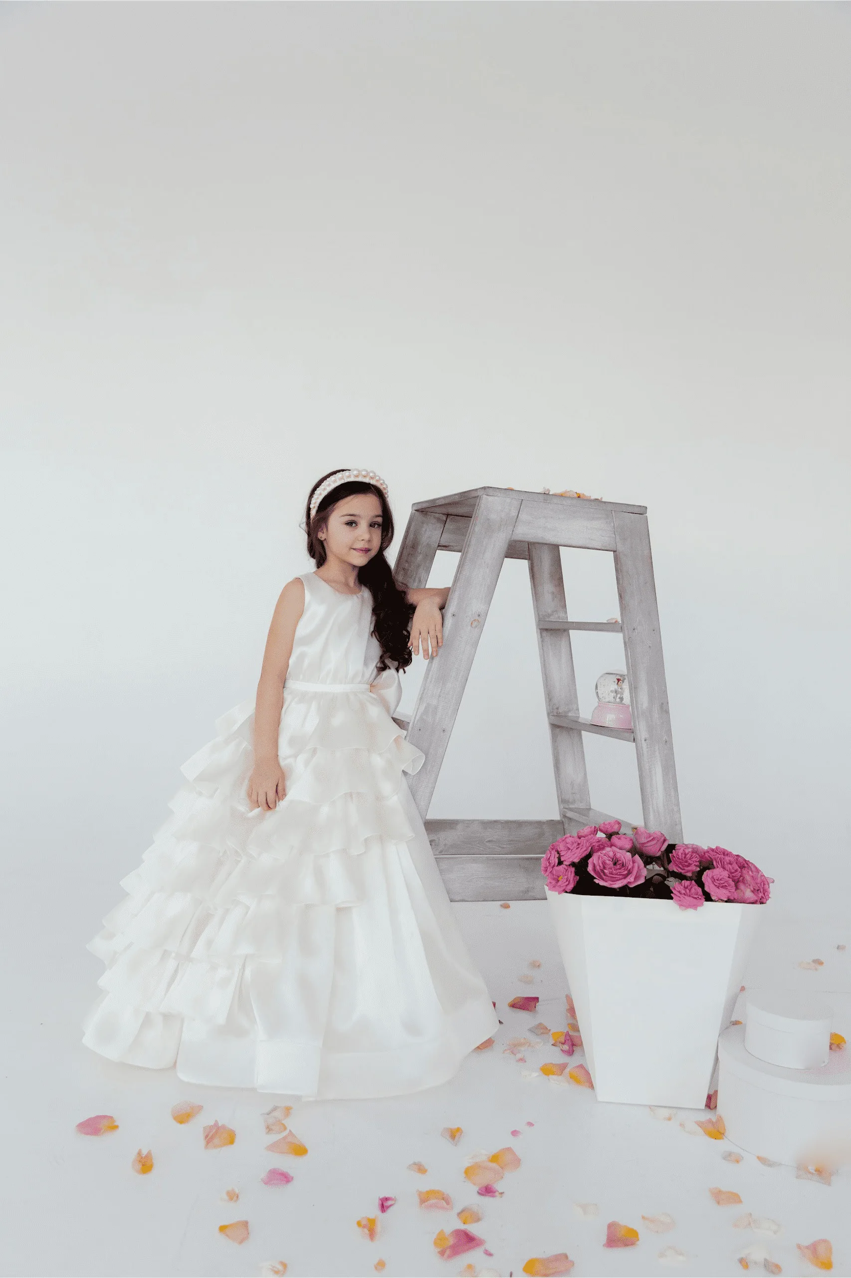 Elegant White Tiered Ruffled Flower Girl Dress Dubai Birthday Baby Kids Princess Wedding Party Ball Evening Gown
Elegant White Tiered Ruffled Flower Girl Dress Dubai Birthday Baby Kids Princess Wedding Party Ball Evening Gown