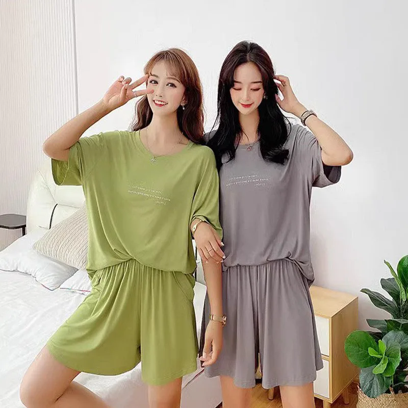 Plus-size summer homewear set. It includes a round-neck short-sleeved T-shirt with printed letters and is a two-piece pajama set
Plus-size summer homewear set. It includes a round-neck short-sleeved T-shirt with printed letters and is a two-piece pajama set