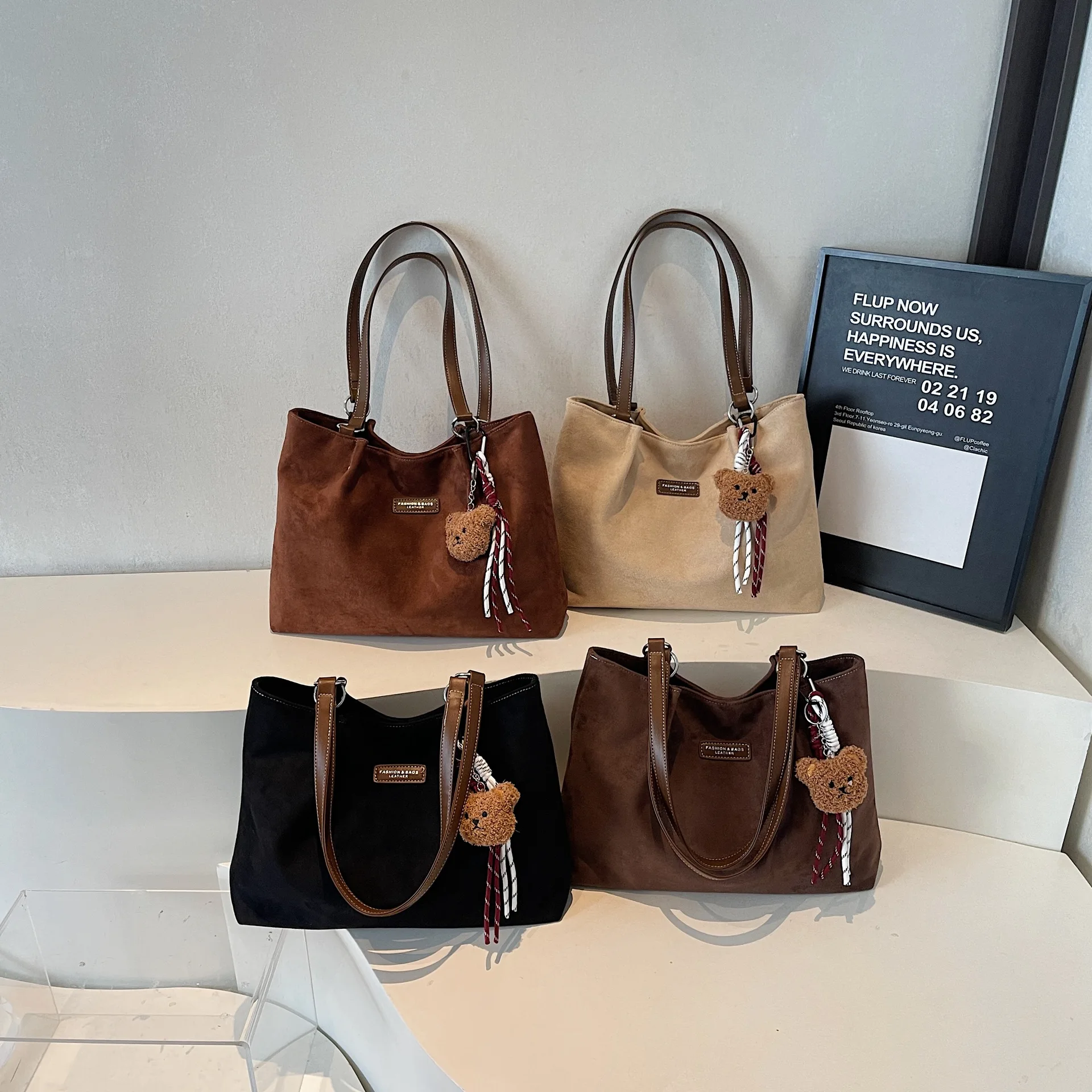 Retro Simple Small Shoulder Bag: New Fashion Women's High-End Trendy Tote
Retro Simple Small Shoulder Bag: New Fashion Women's High-End Trendy Tote