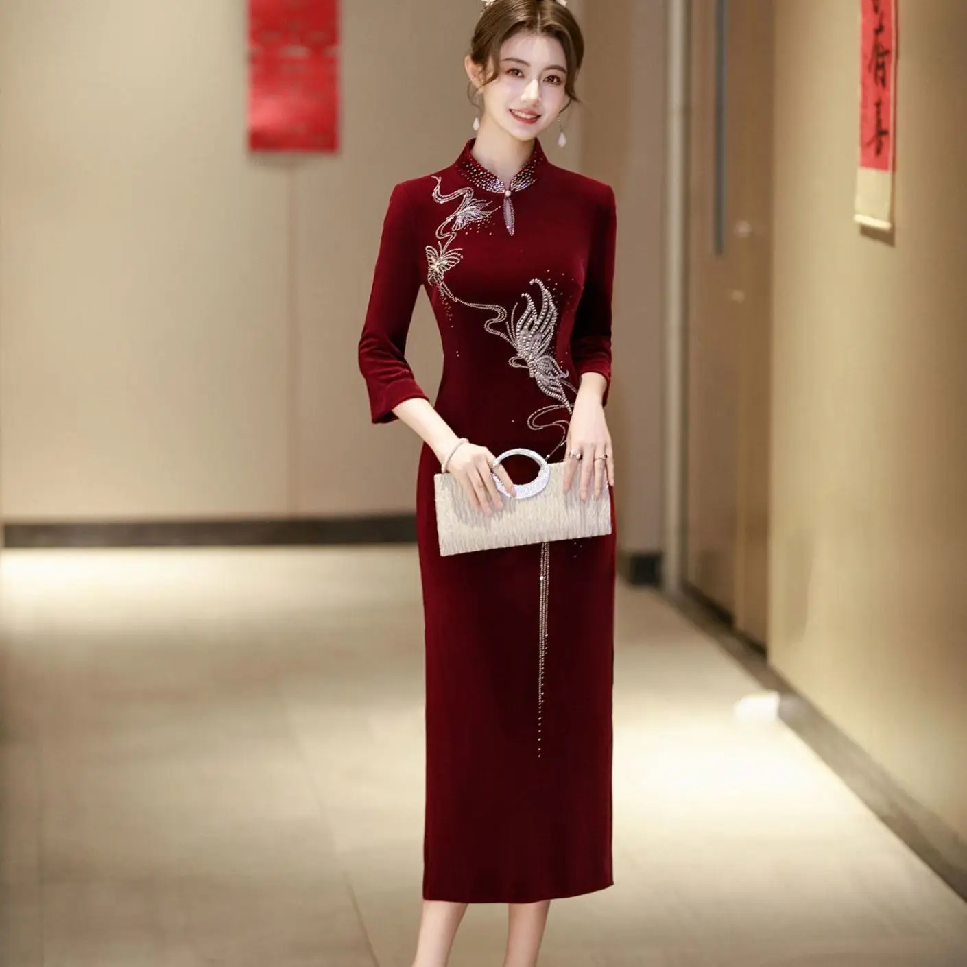 Ele Diamond Velvet Long Qipao Dr Waterdrop Collar Slim Fit Breathable Wine Offering Ceremony Red Evening Gown
Ele Diamond Velvet Long Qipao Dr Waterdrop Collar Slim Fit Breathable Wine Offering Ceremony Red Evening Gown