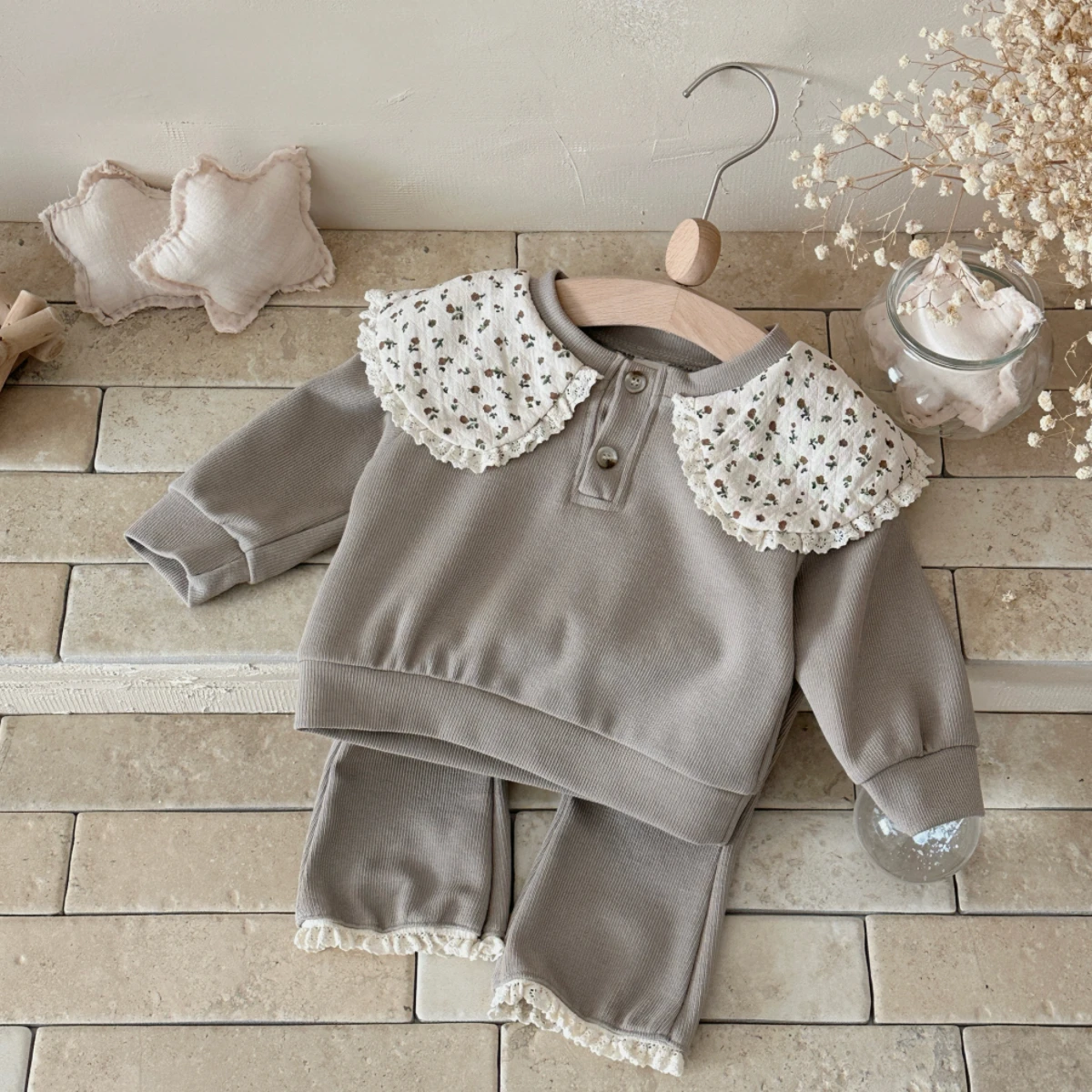 1-3 Years Toddler Girl 2Pcs Outfit Premium Khaki Ribbed Sweatshirt with Floral Lace Collar + Fringe Hem Skirt Set
1-3 Years Toddler Girl 2Pcs Outfit Premium Khaki Ribbed Sweatshirt with Floral Lace Collar + Fringe Hem Skirt Set