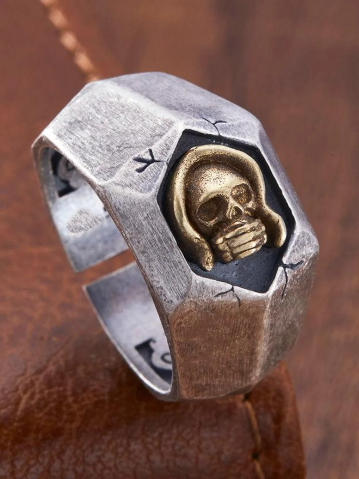 Handmade Silver Skull Ring Vintage Style Plain Design Bold Personality Heavy Craftmanship Unique Finger Accessory for Men
Handmade Silver Skull Ring Vintage Style Plain Design Bold Personality Heavy Craftmanship Unique Finger Accessory for Men