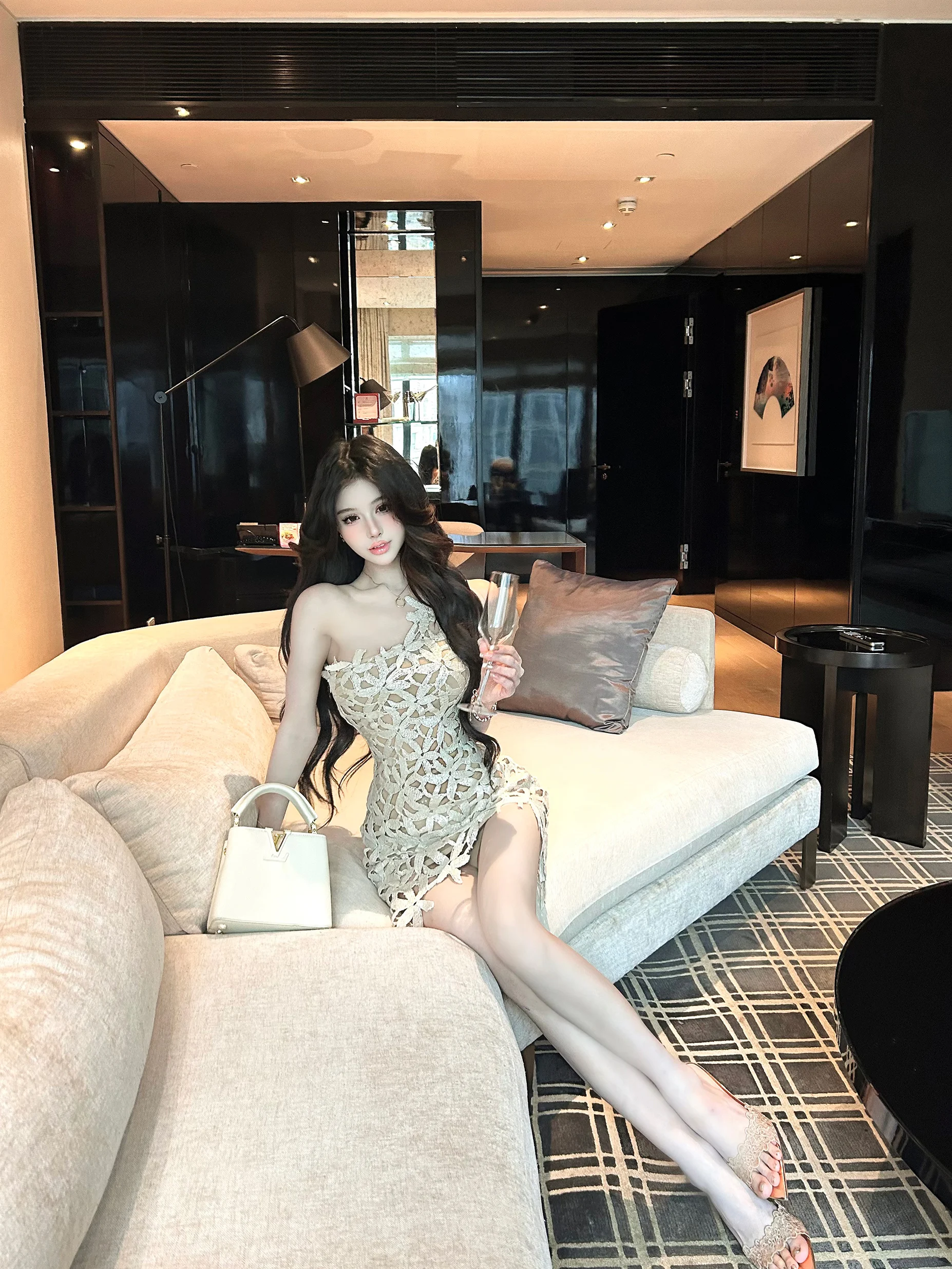 Sexy Shoulder Bared Sleeveless Dress for Women Dustdip Club Brand Side Invisible Zipper Hugging Skirt Design Autumn Wear
Sexy Shoulder Bared Sleeveless Dress for Women Dustdip Club Brand Side Invisible Zipper Hugging Skirt Design Autumn Wear