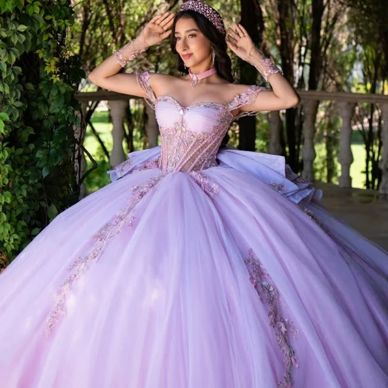 Лавандовые платья для квинсеаньеры с открытыми плечами, декорированные стразами, блестками, многослойные, с цветочным узором, длинным шлейфом и бантом. Индивидуальный пошив.
Лавандовые платья для квинсеаньеры с открытыми плечами, декорированные стразами, блестками, многослойные, с цветочным узором, длинным шлейфом и бантом. Индивидуальный пошив.