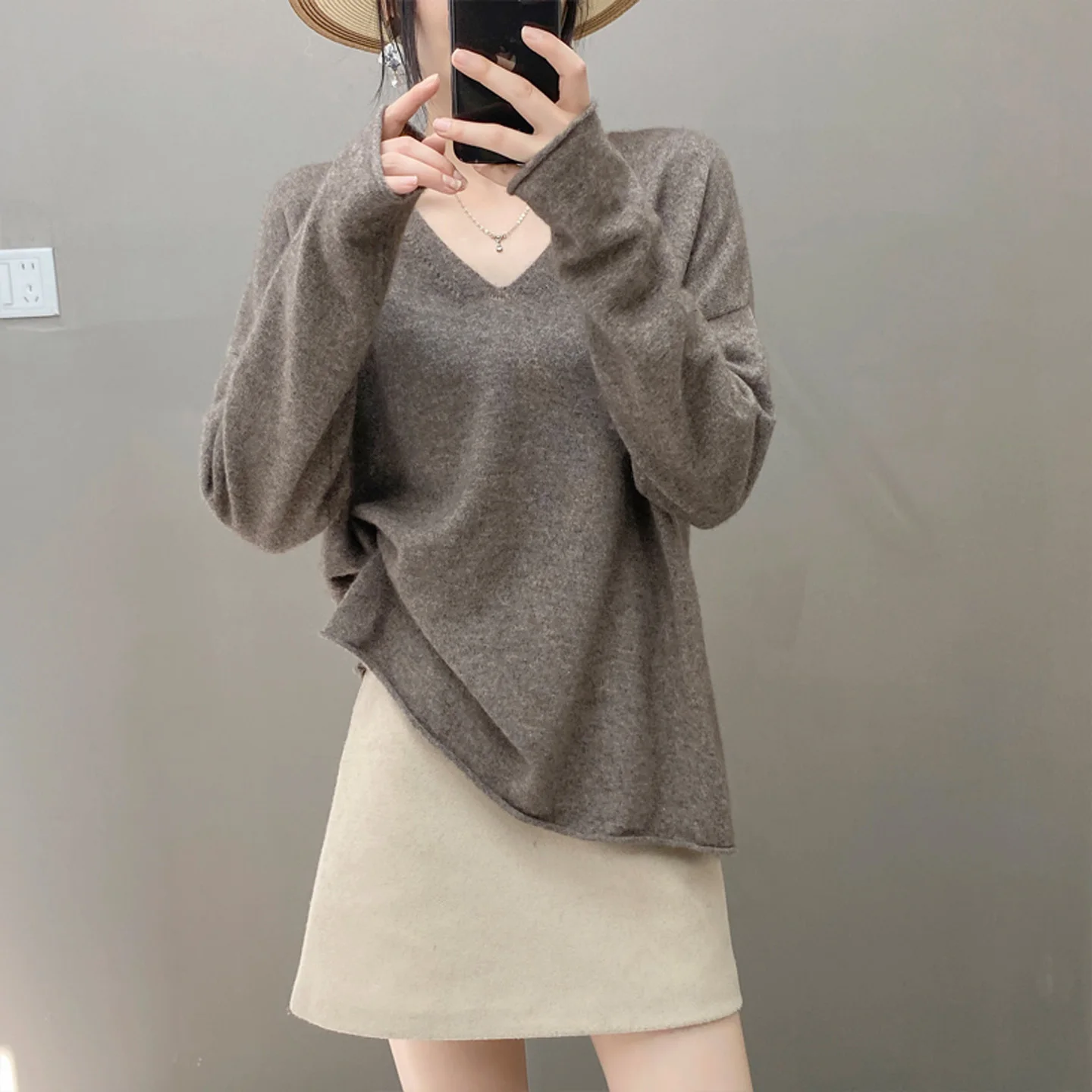 Осень/зима, новый женский пуловер из 100% чистого кашемира, повседневный однотонный вязаный свитер, свободные топы с v-образным вырезом, теплый джемпер с загнутыми краями
Осень/зима, новый женский пуловер из 100% чистого кашемира, повседневный однотонный вязаный свитер, свободные топы с v-образным вырезом, теплый джемпер с загнутыми краями