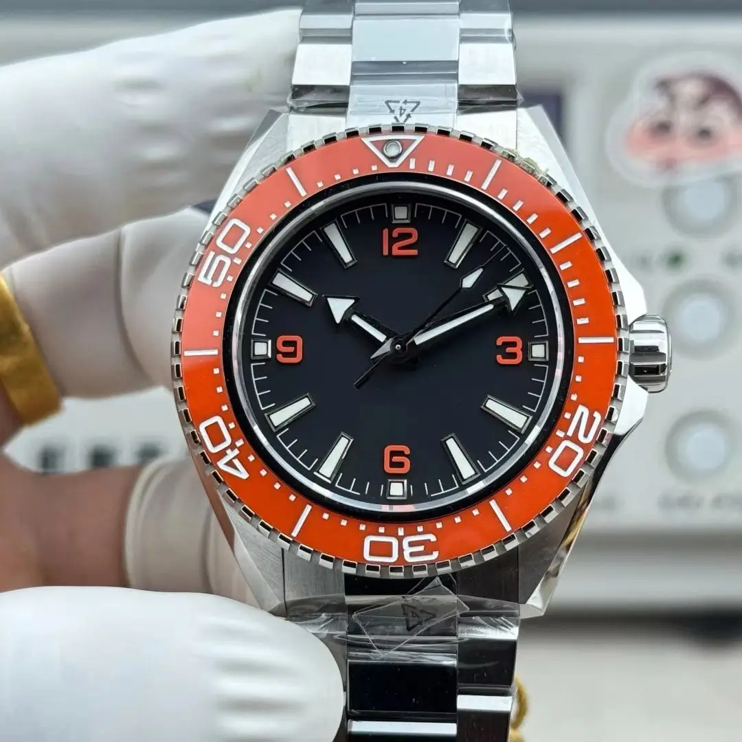 Customized watch, 42mm, sapphire glass mirror, custom integrated movement, stainless steel strap
Customized watch, 42mm, sapphire glass mirror, custom integrated movement, stainless steel strap